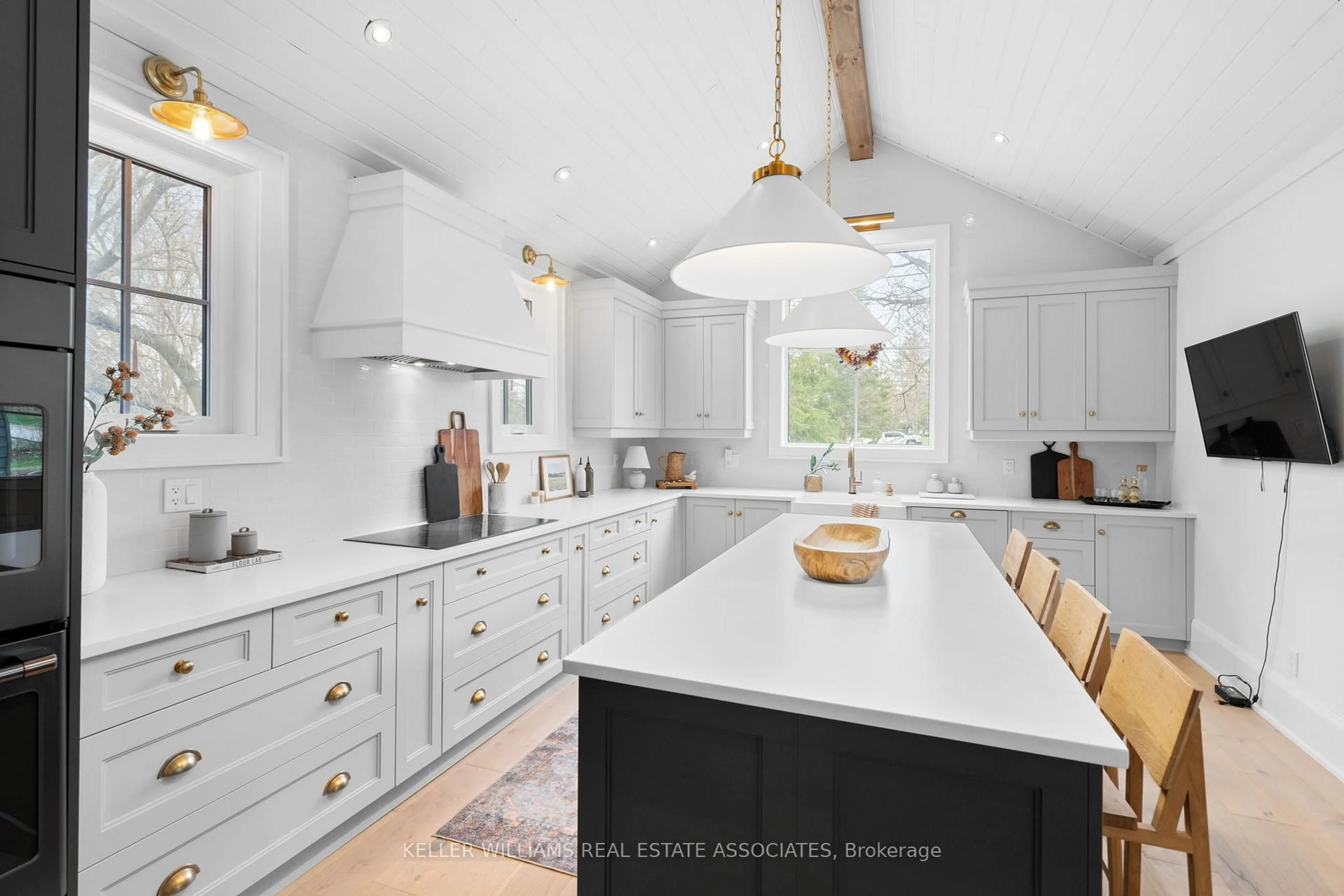Open concept kitchen, ceramic/tile floor for 6 Scott Crt, Uxbridge Ontario L0C 1C0