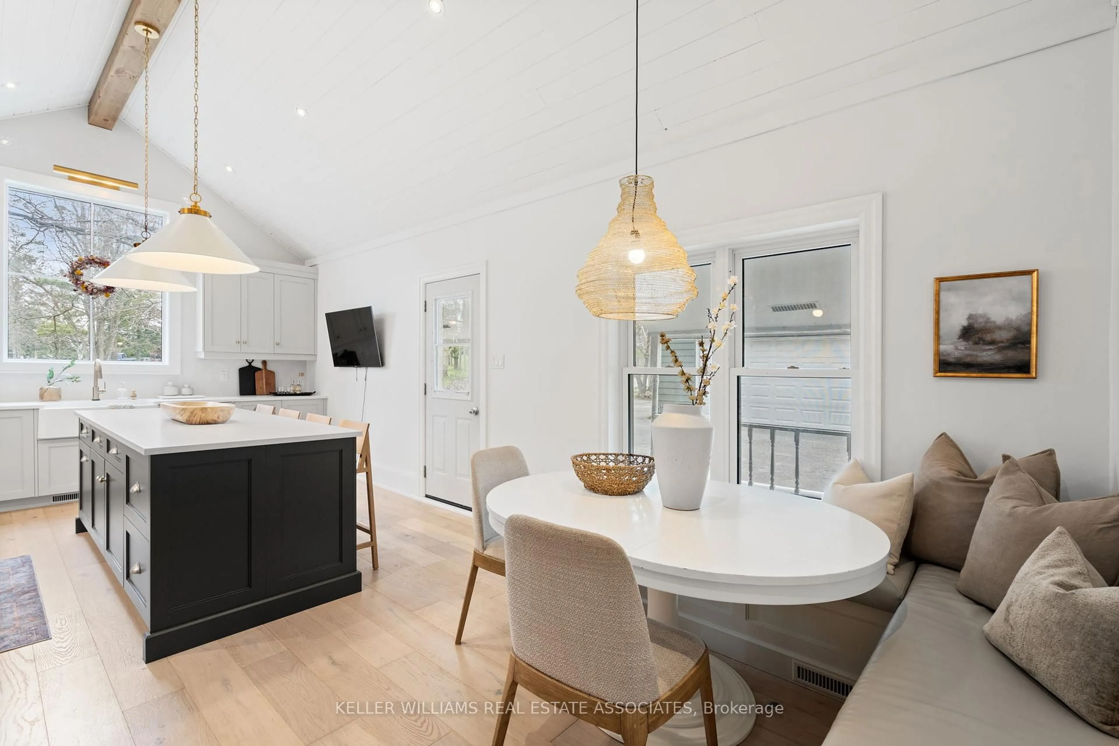 Open concept kitchen, unknown for 6 Scott Crt, Uxbridge Ontario L0C 1C0