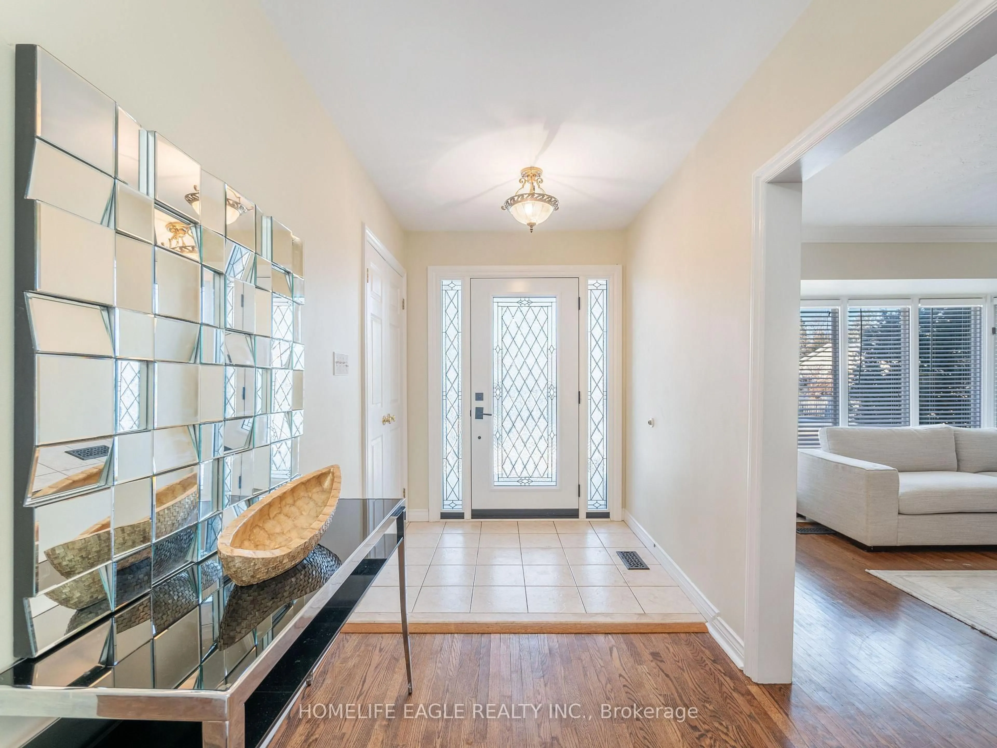 Indoor entryway for 11 Knollside Dr, Richmond Hill Ontario L4C 4W7