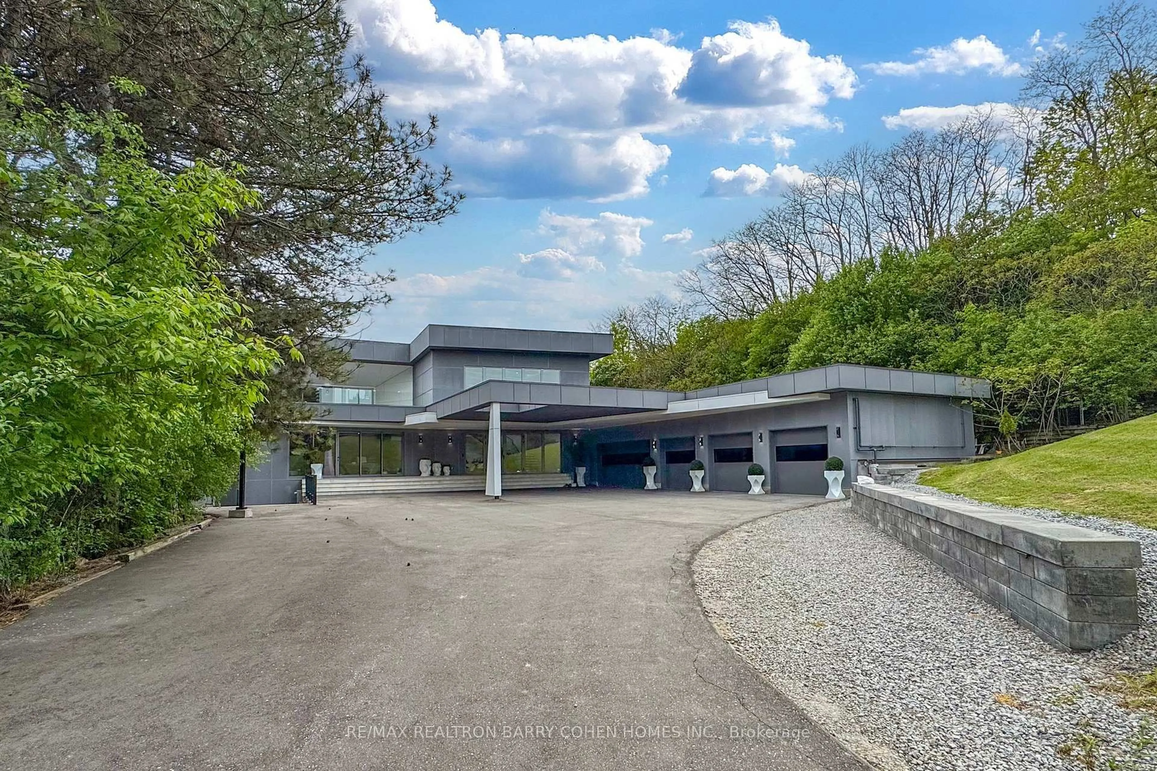 A pic from outside/outdoor area/front of a property/back of a property/a pic from drone, street for 23 Hunters Glen Rd, Aurora Ontario L4G 6W4