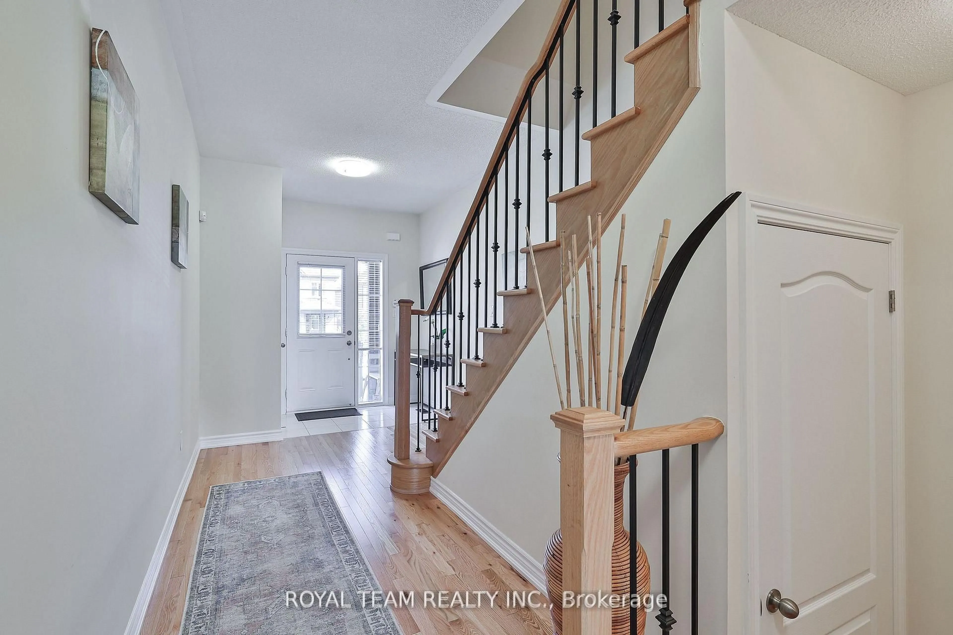 Indoor entryway for 1246 Peelar Cres, Innisfil Ontario L0L 1W0