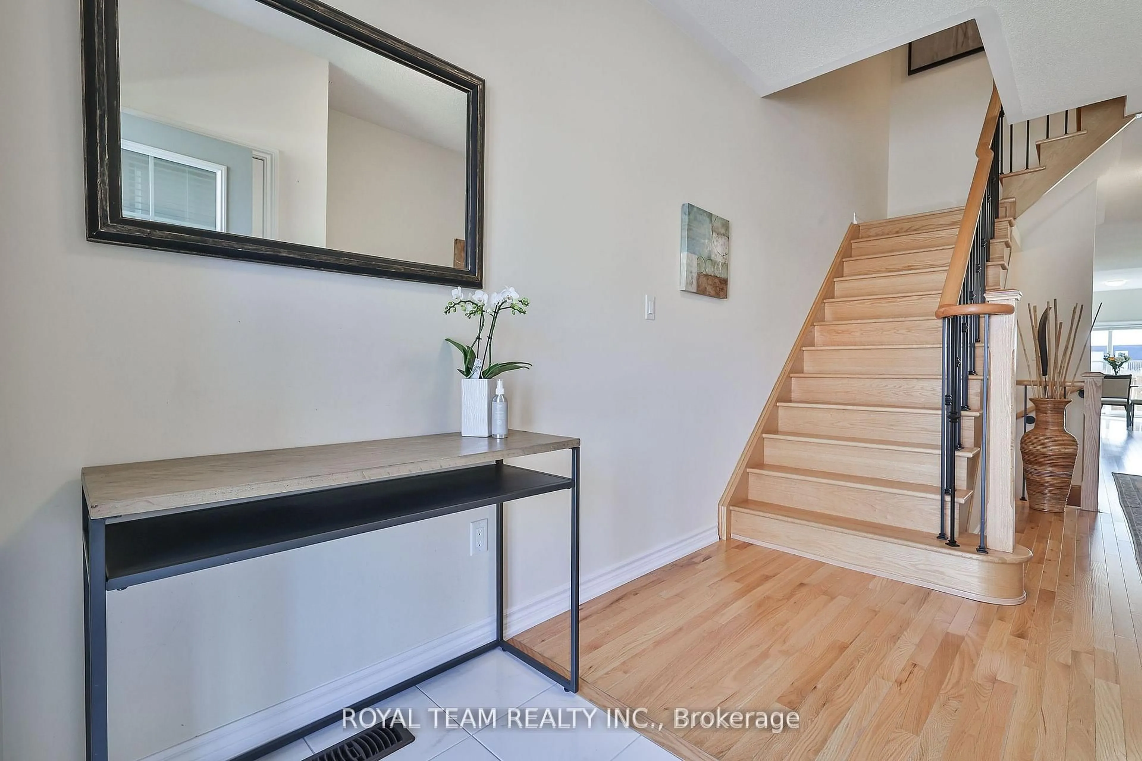 Indoor entryway for 1246 Peelar Cres, Innisfil Ontario L0L 1W0