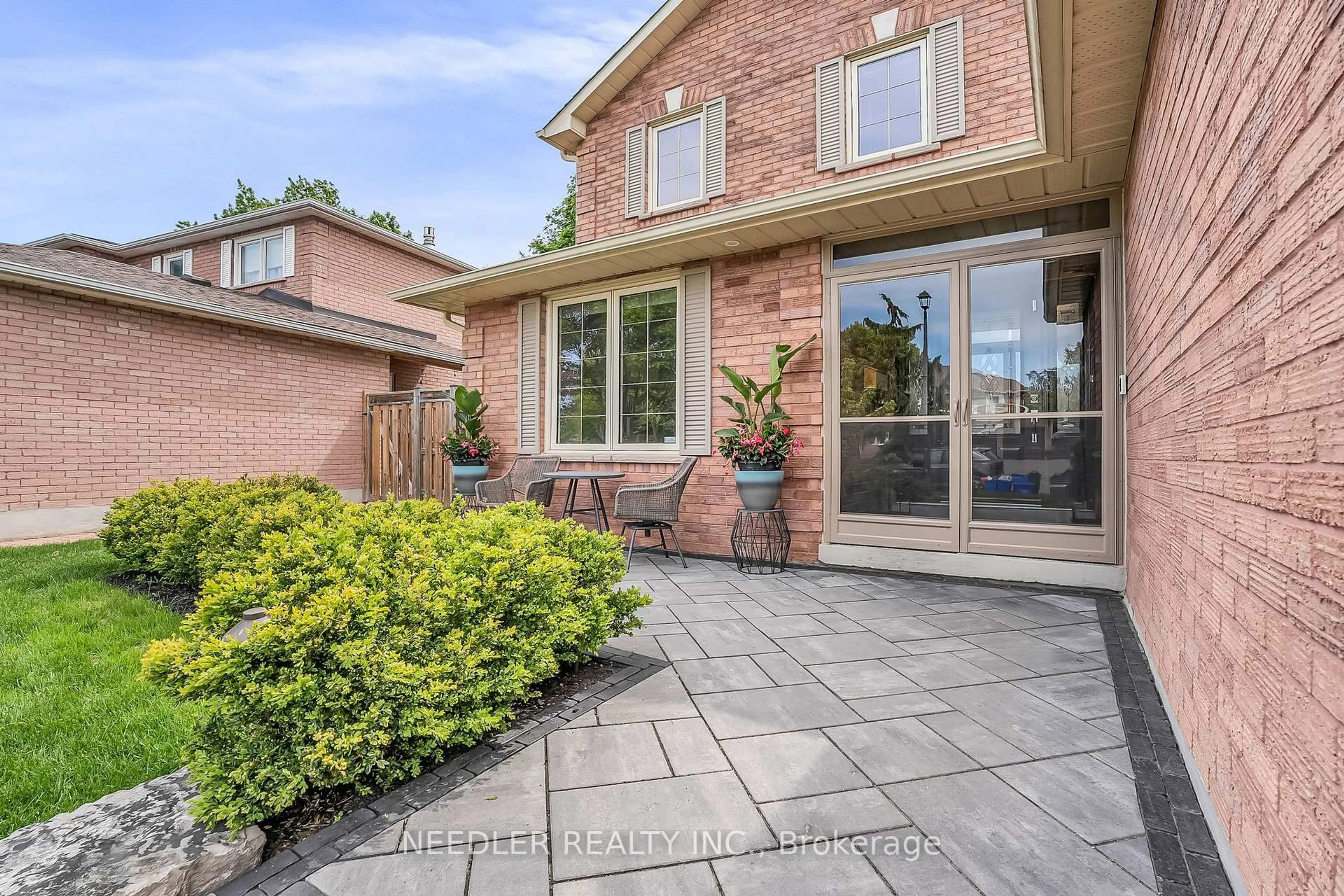 Home with brick exterior material, street for 363 Waratah Ave, Newmarket Ontario L3Y 5J3
