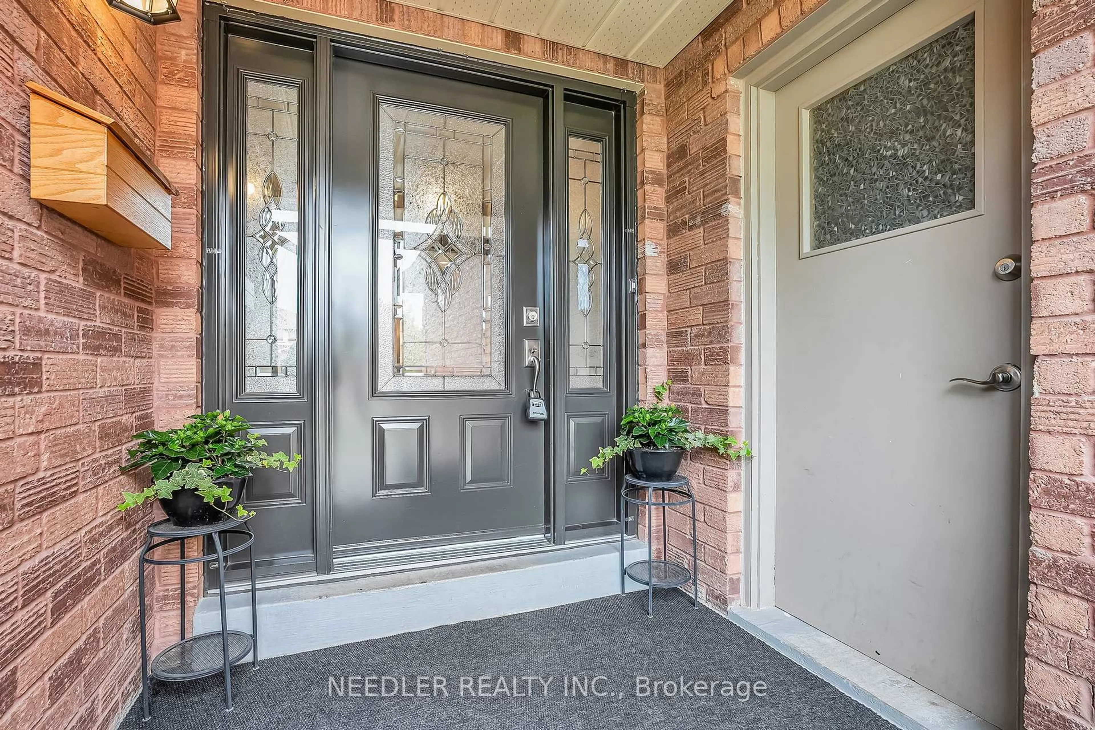 Indoor entryway for 363 Waratah Ave, Newmarket Ontario L3Y 5J3