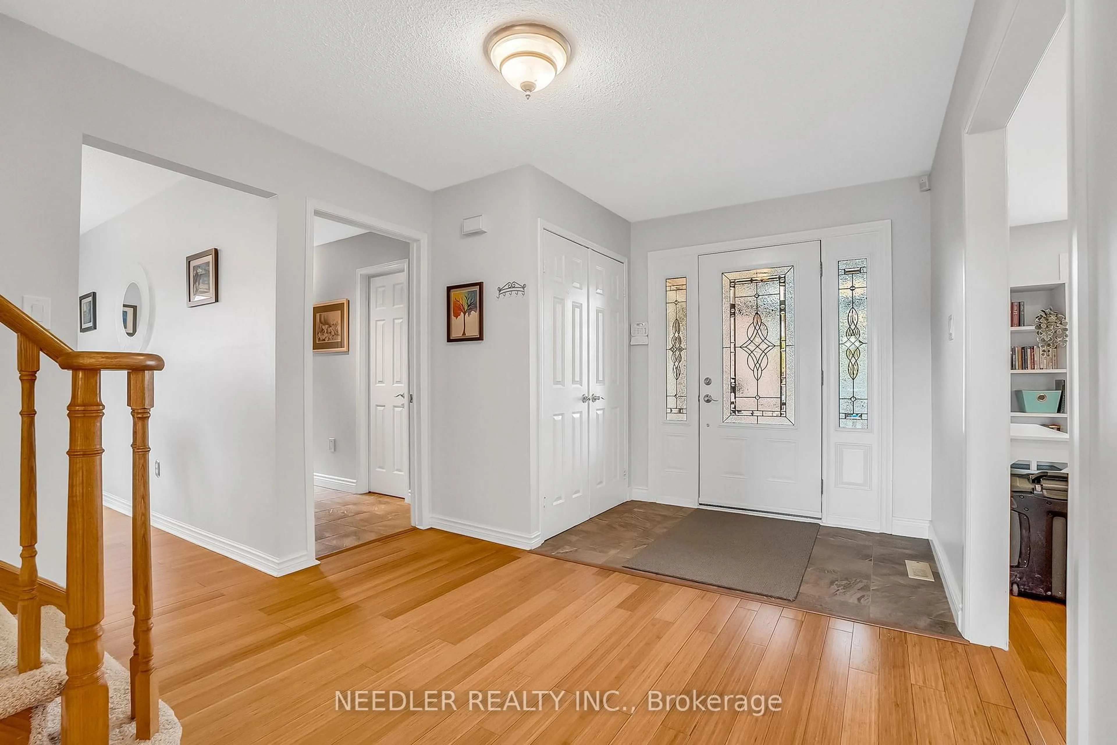 Indoor entryway for 363 Waratah Ave, Newmarket Ontario L3Y 5J3