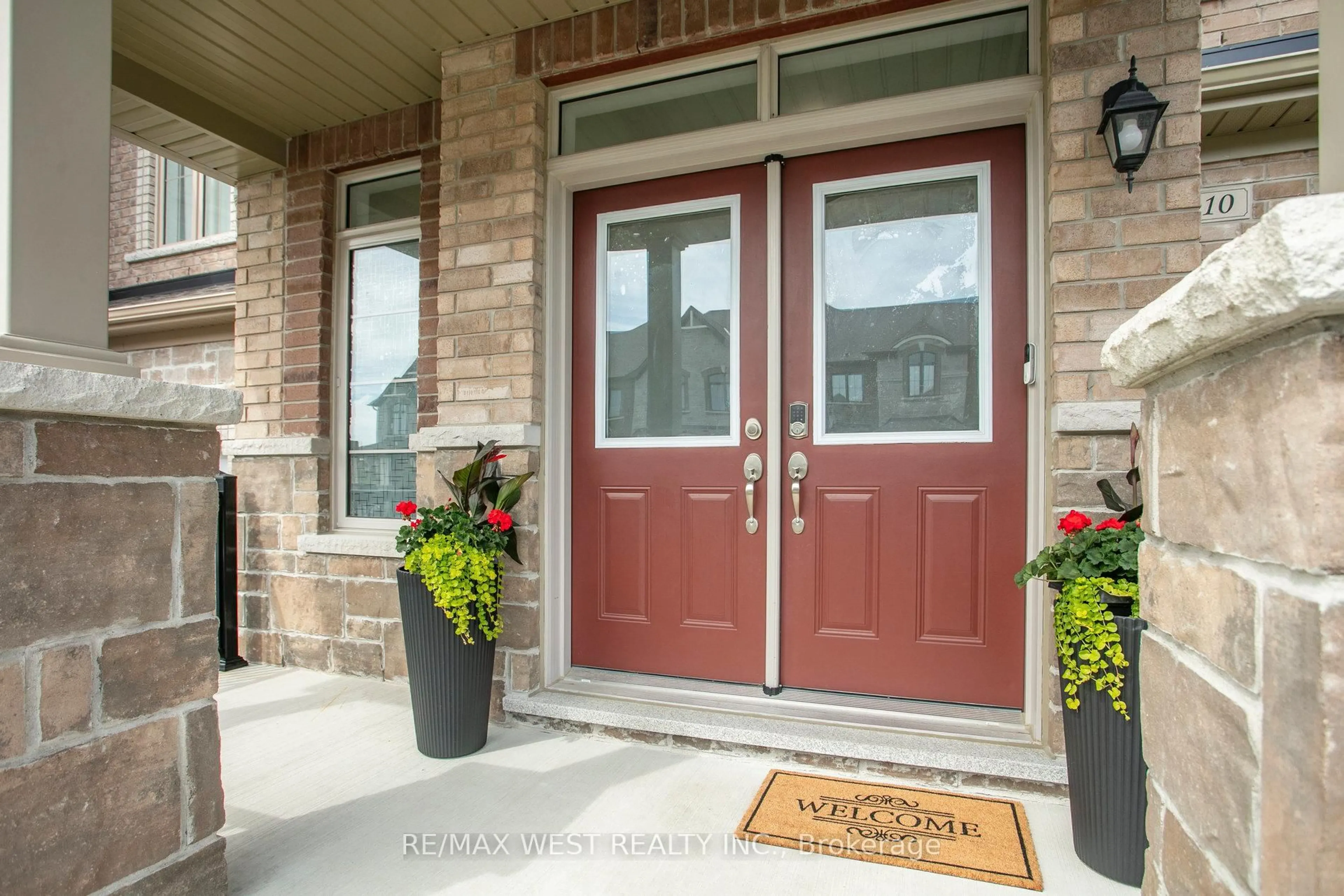 Indoor entryway for 10 Viola St, East Gwillimbury Ontario L9N 0T6