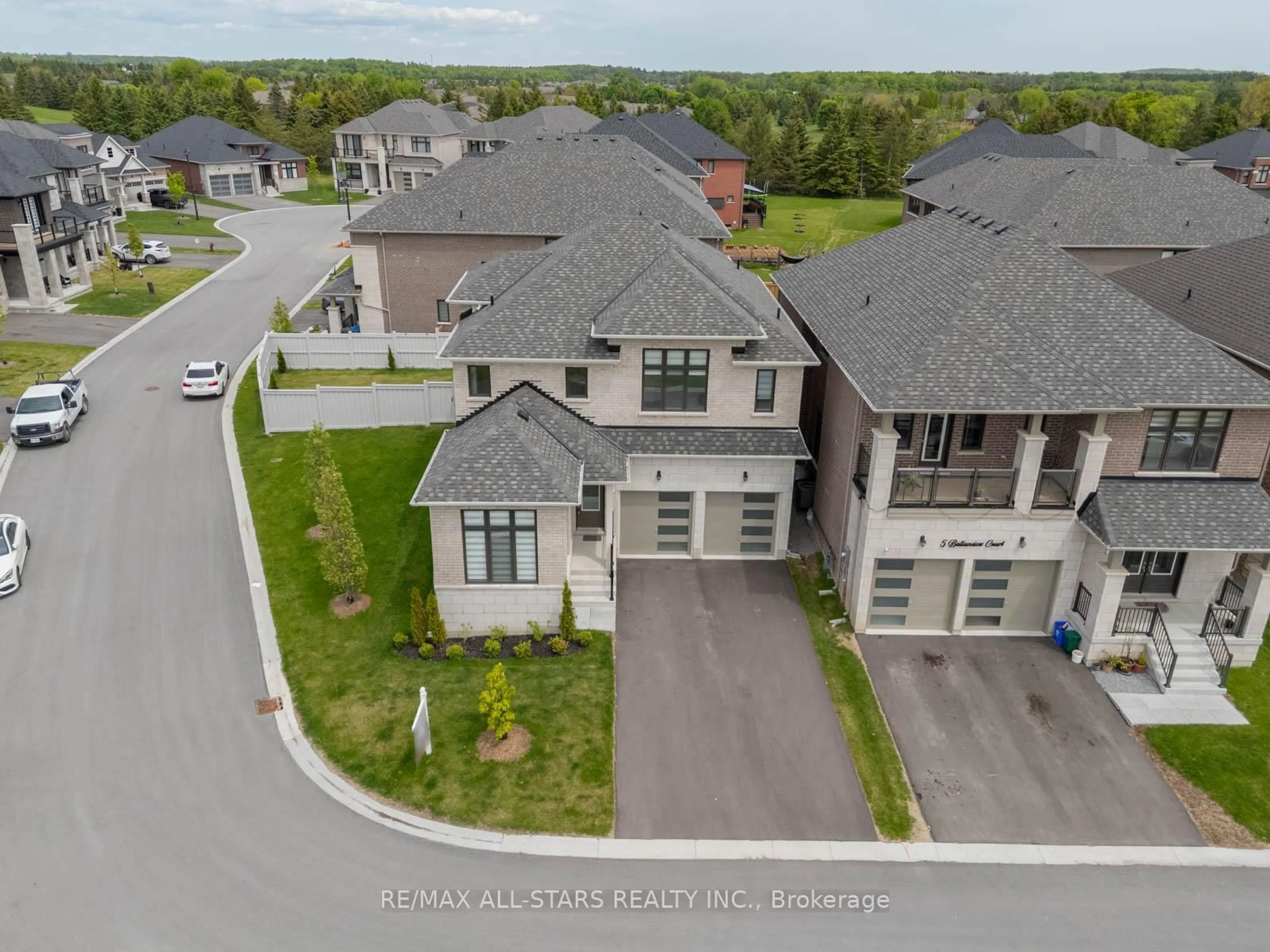 A pic from outside/outdoor area/front of a property/back of a property/a pic from drone, unknown for 7 Ballanview Crt, Whitchurch-Stouffville Ontario L4A 4W9