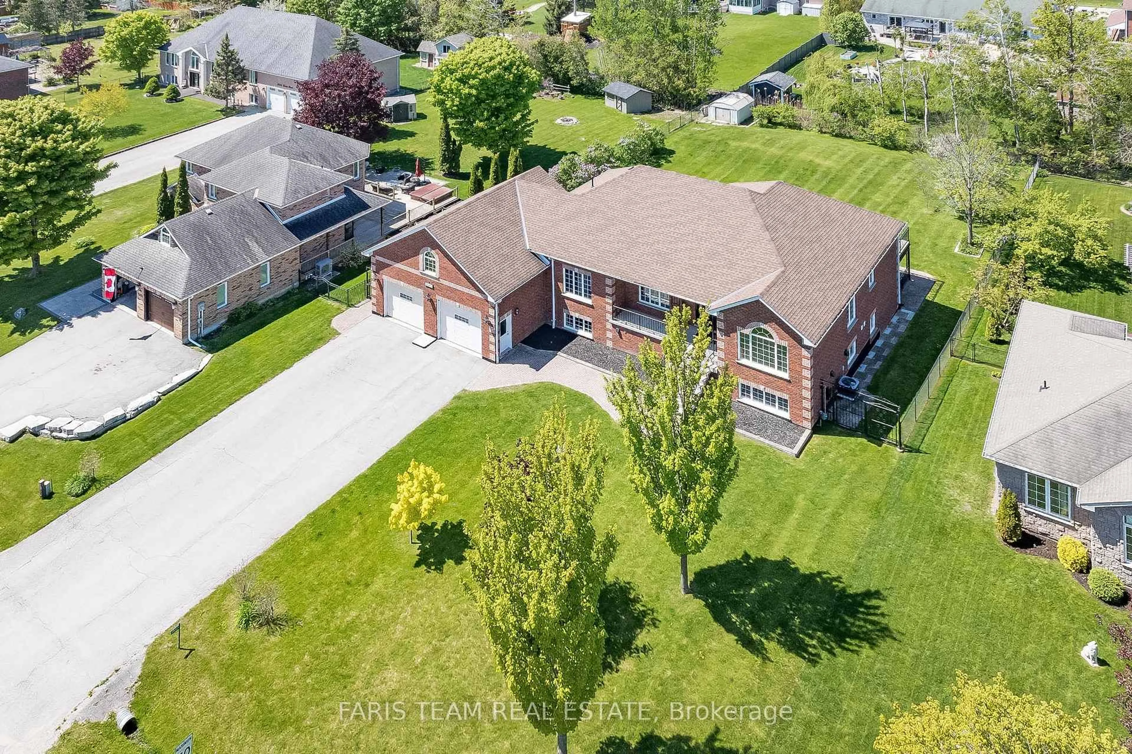 A pic from outside/outdoor area/front of a property/back of a property/a pic from drone, street for 3572 Linda St, Innisfil Ontario L9S 2L2