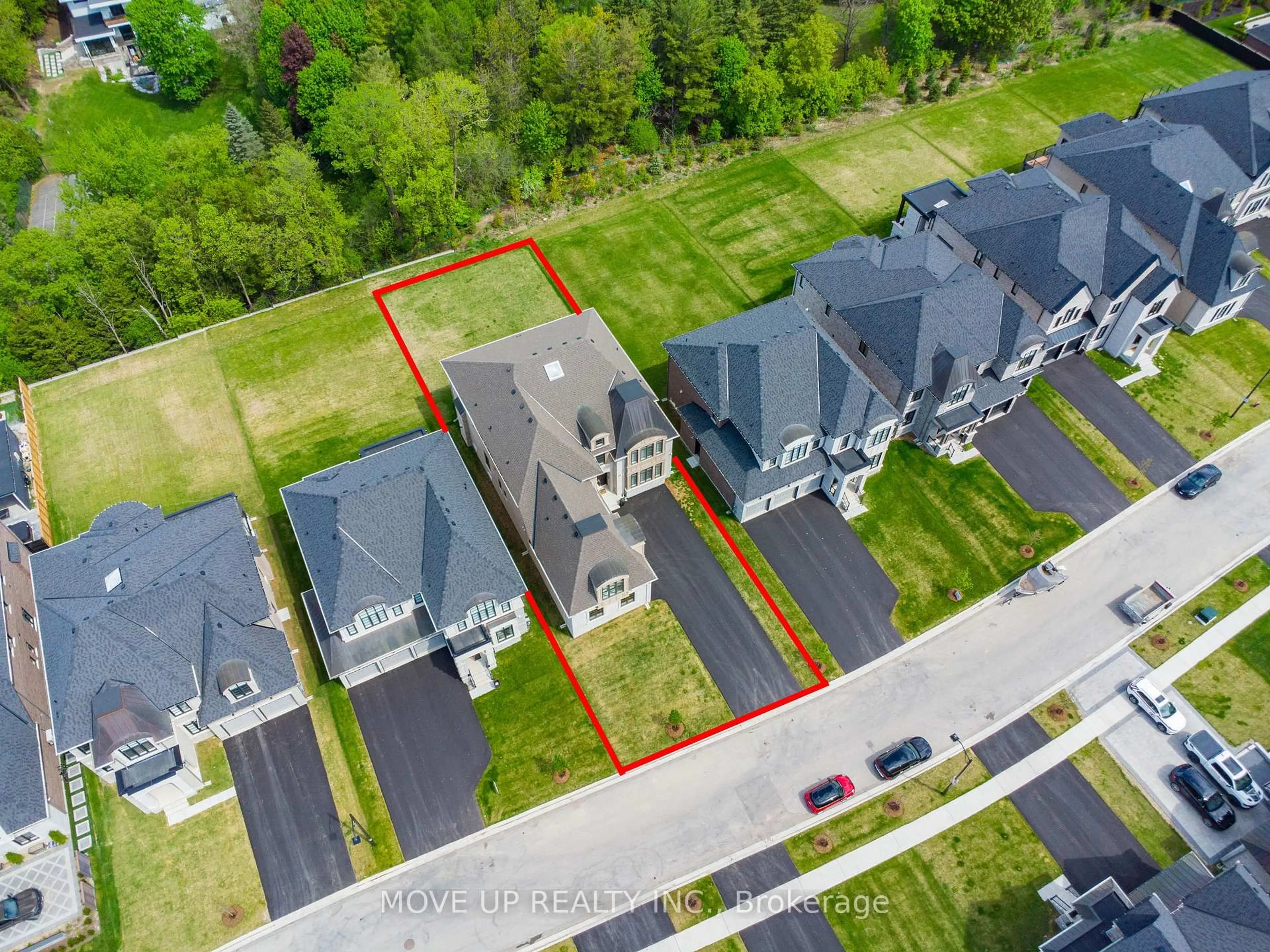 A pic from outside/outdoor area/front of a property/back of a property/a pic from drone, street for 26 Calla Tr, Aurora Ontario L4G 3Z5