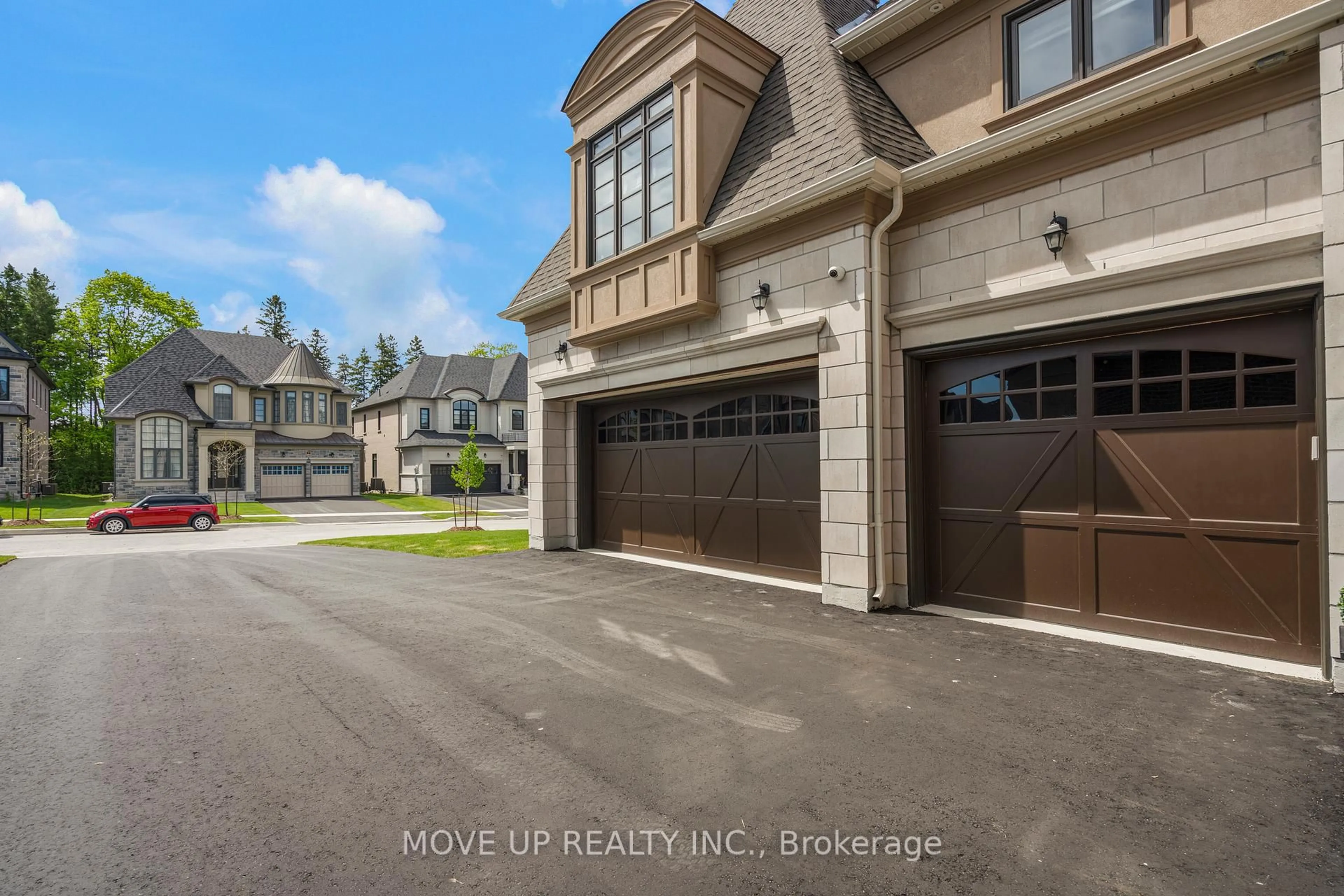Indoor garage for 26 Calla Tr, Aurora Ontario L4G 3Z5