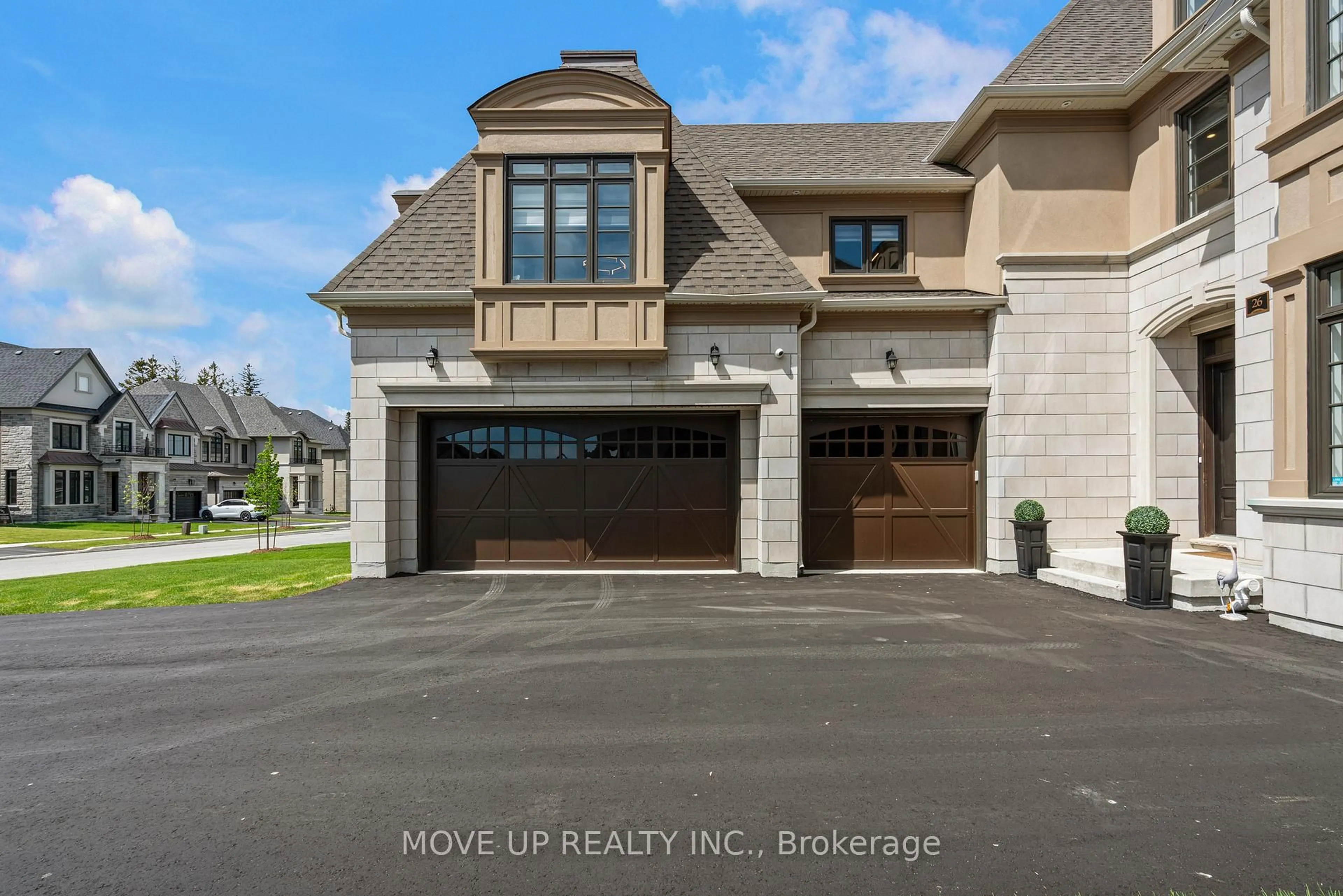Indoor garage for 26 Calla Tr, Aurora Ontario L4G 3Z5
