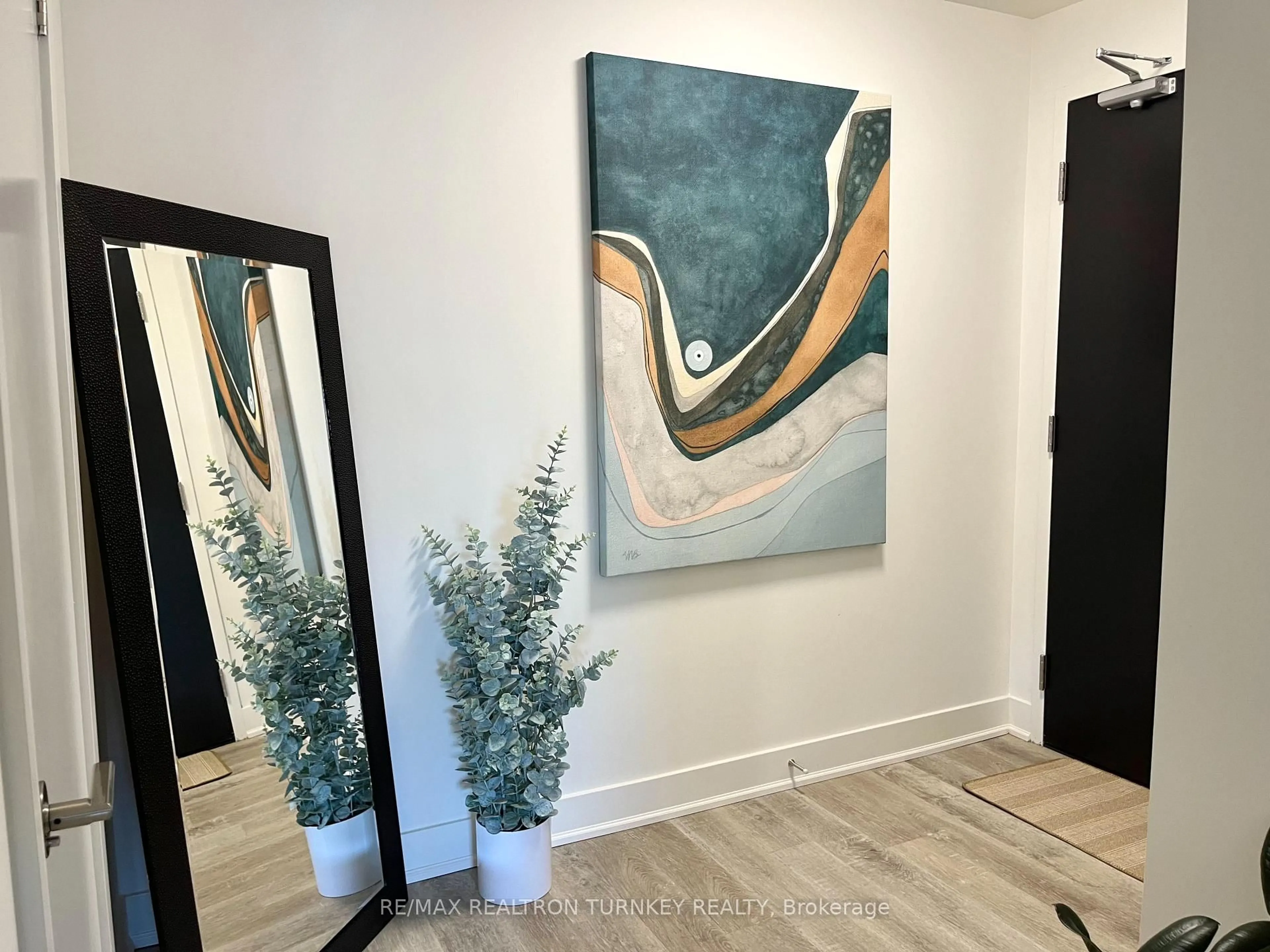 Indoor entryway for 185 Deerfield Rd #018, Newmarket Ontario L3Y 0G7