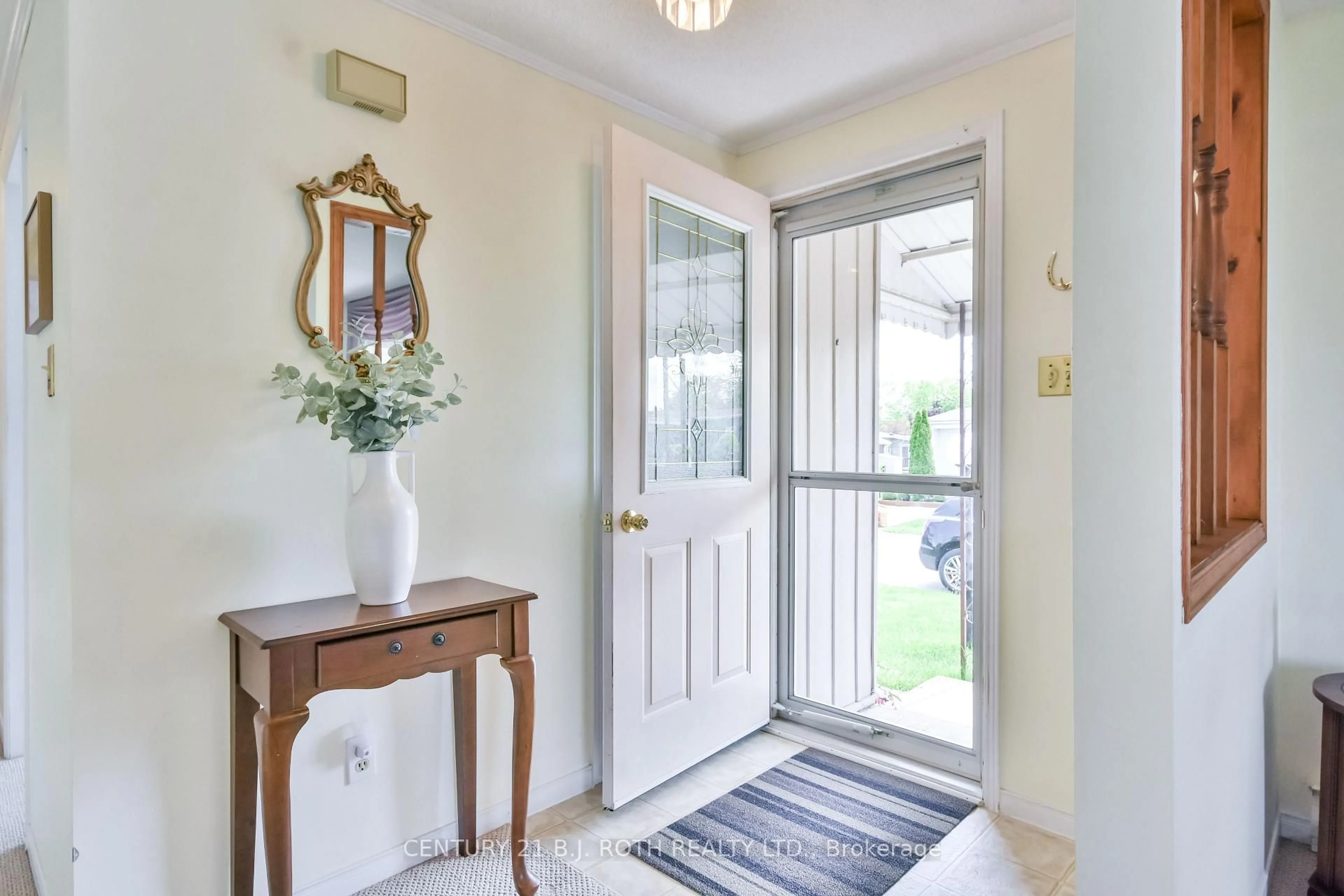 Indoor entryway for 4 Gander Cove Crt, Innisfil Ontario L9S 1R9