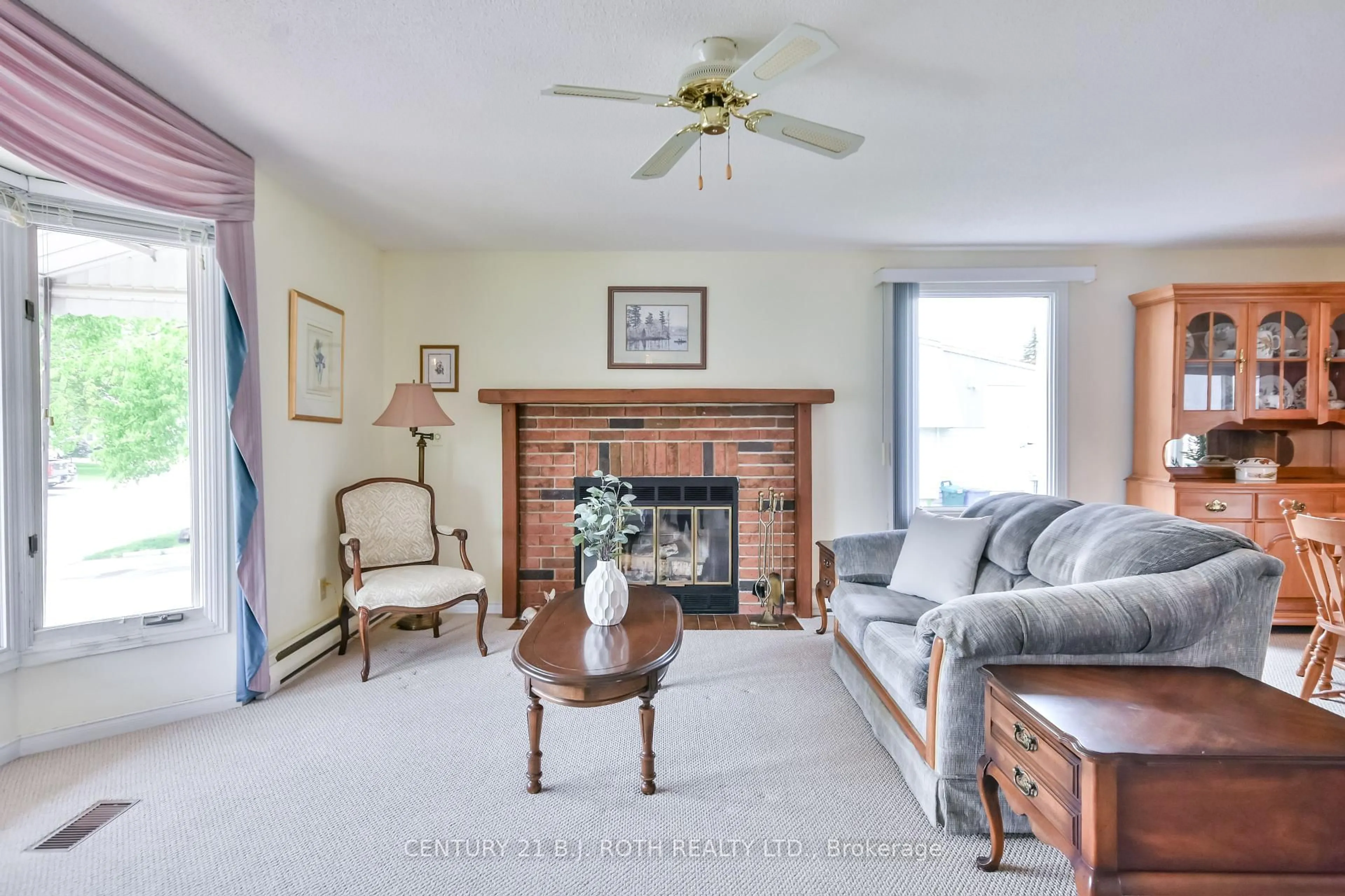 Living room with furniture, unknown for 4 Gander Cove Crt, Innisfil Ontario L9S 1R9