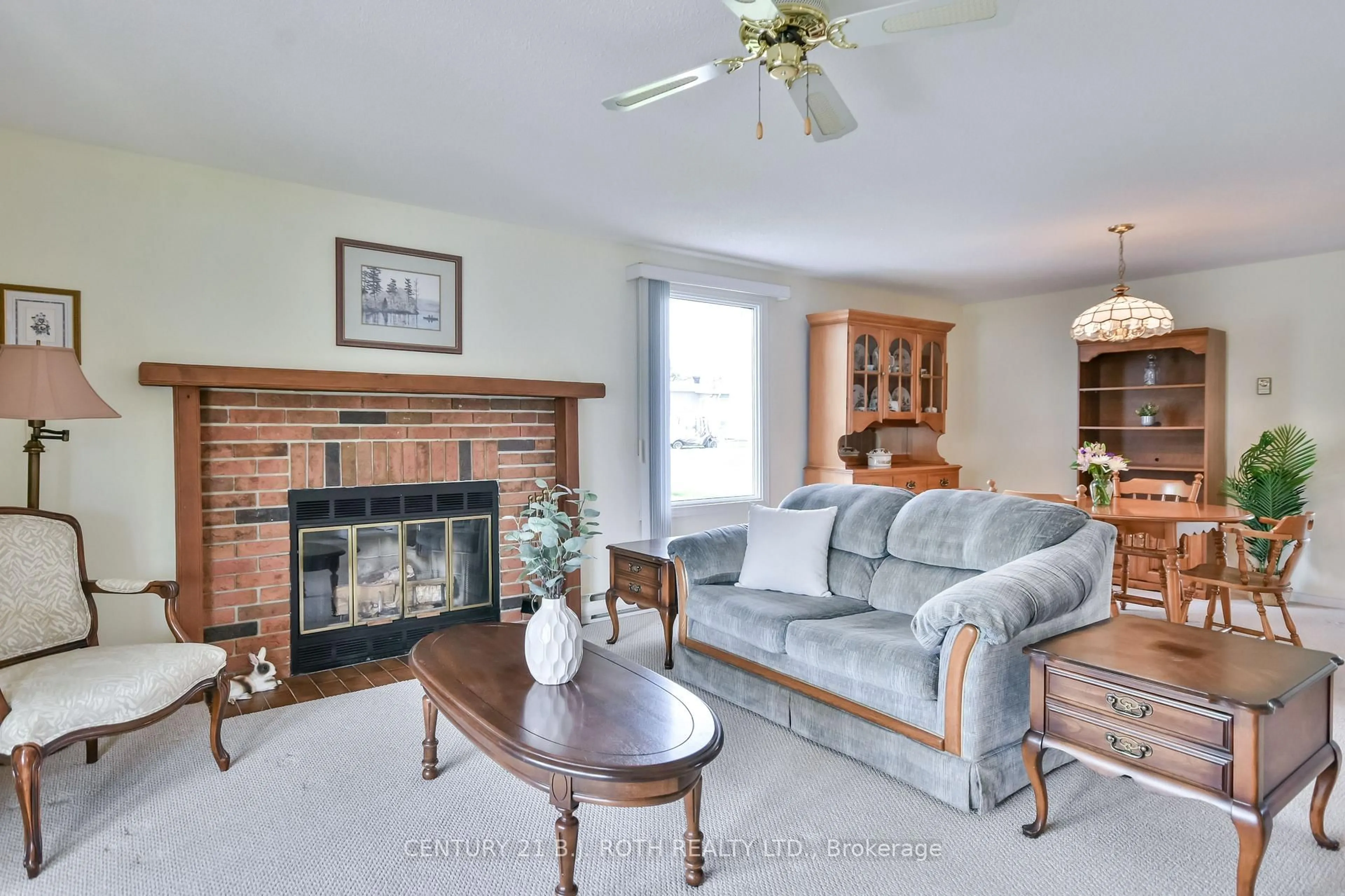 Living room with furniture, unknown for 4 Gander Cove Crt, Innisfil Ontario L9S 1R9