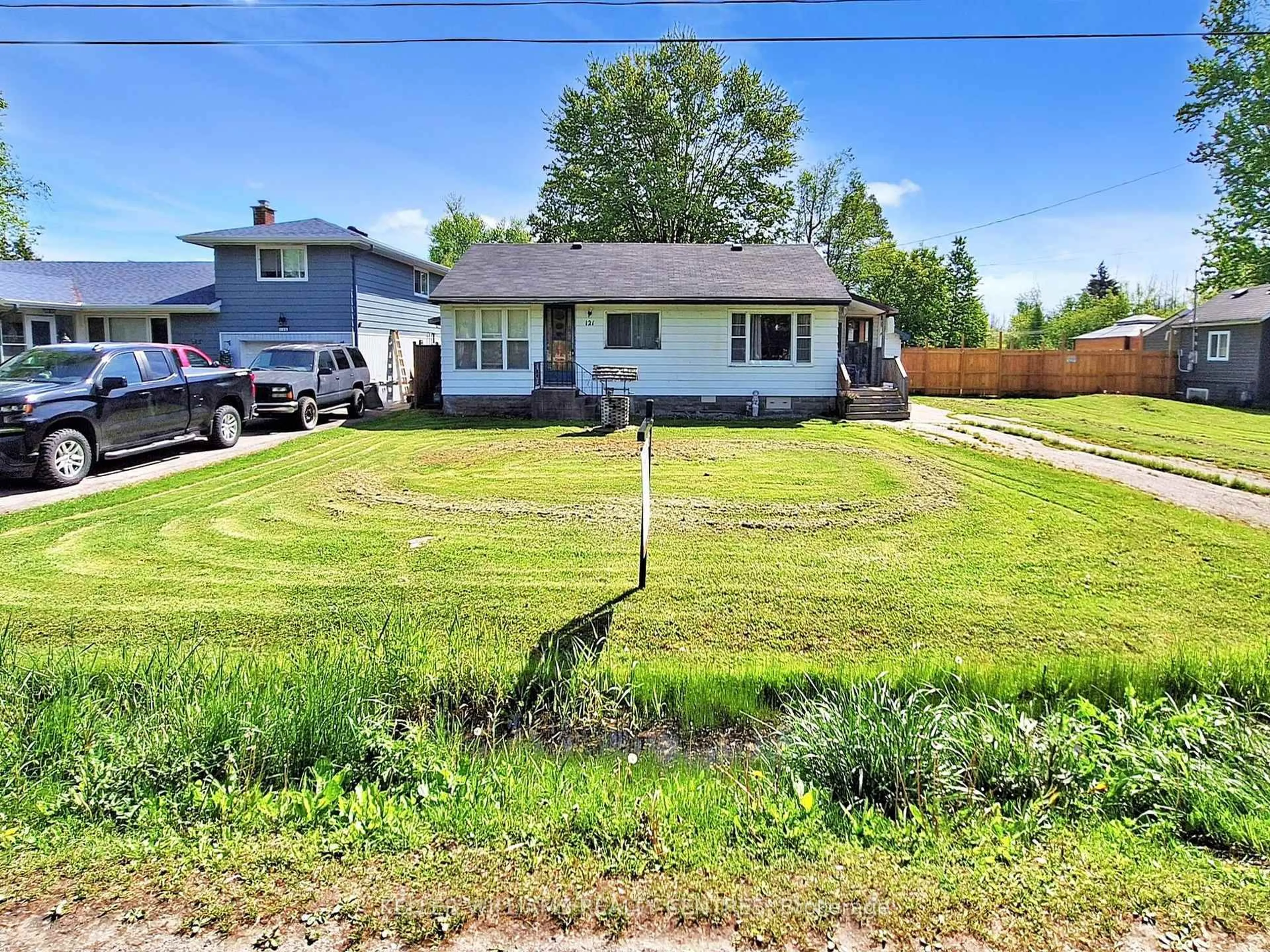 A pic from outside/outdoor area/front of a property/back of a property/a pic from drone, street for 121 Sunkist Rd, Georgina Ontario L0E 1N0