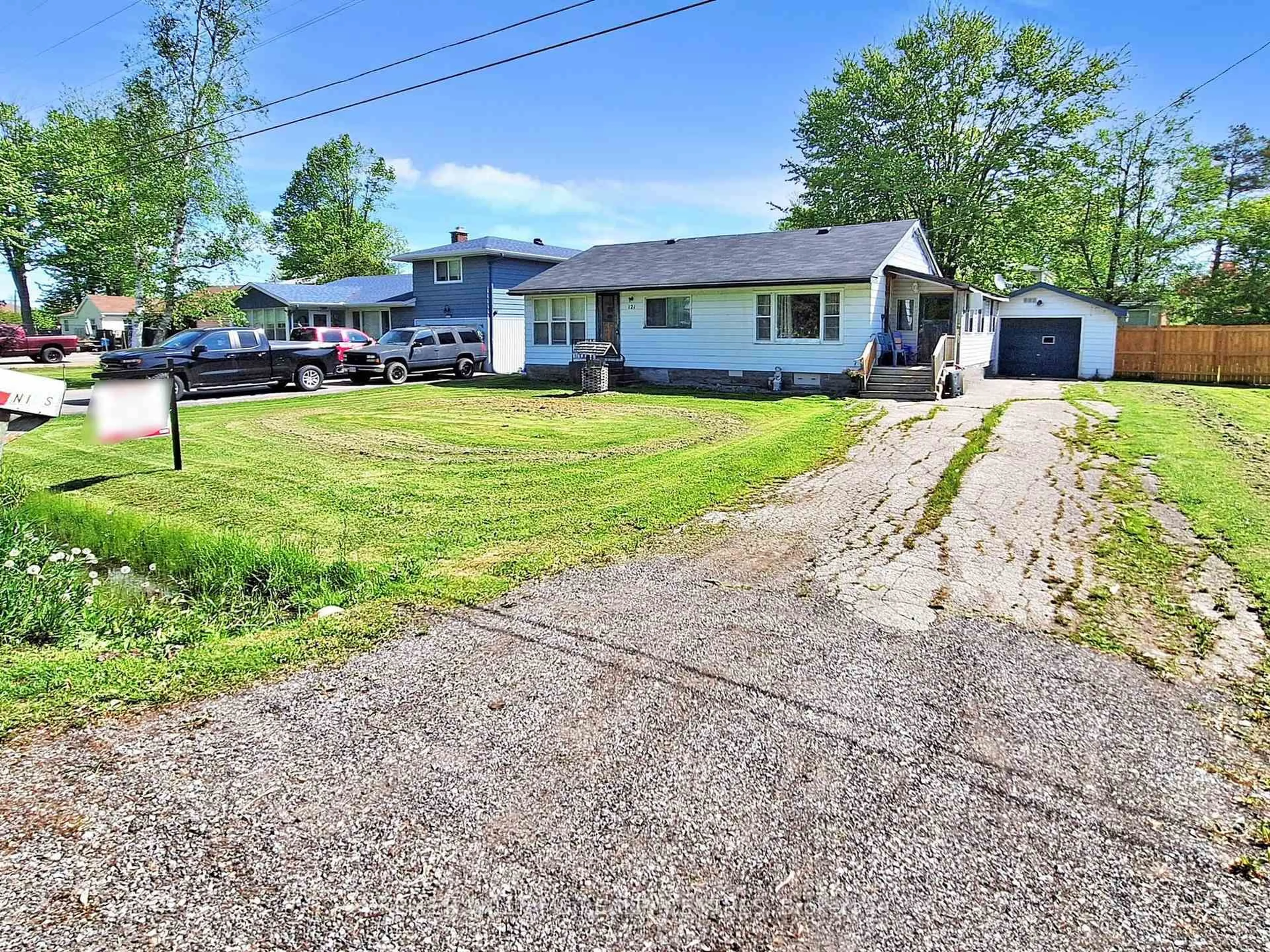 A pic from outside/outdoor area/front of a property/back of a property/a pic from drone, street for 121 Sunkist Rd, Georgina Ontario L0E 1N0