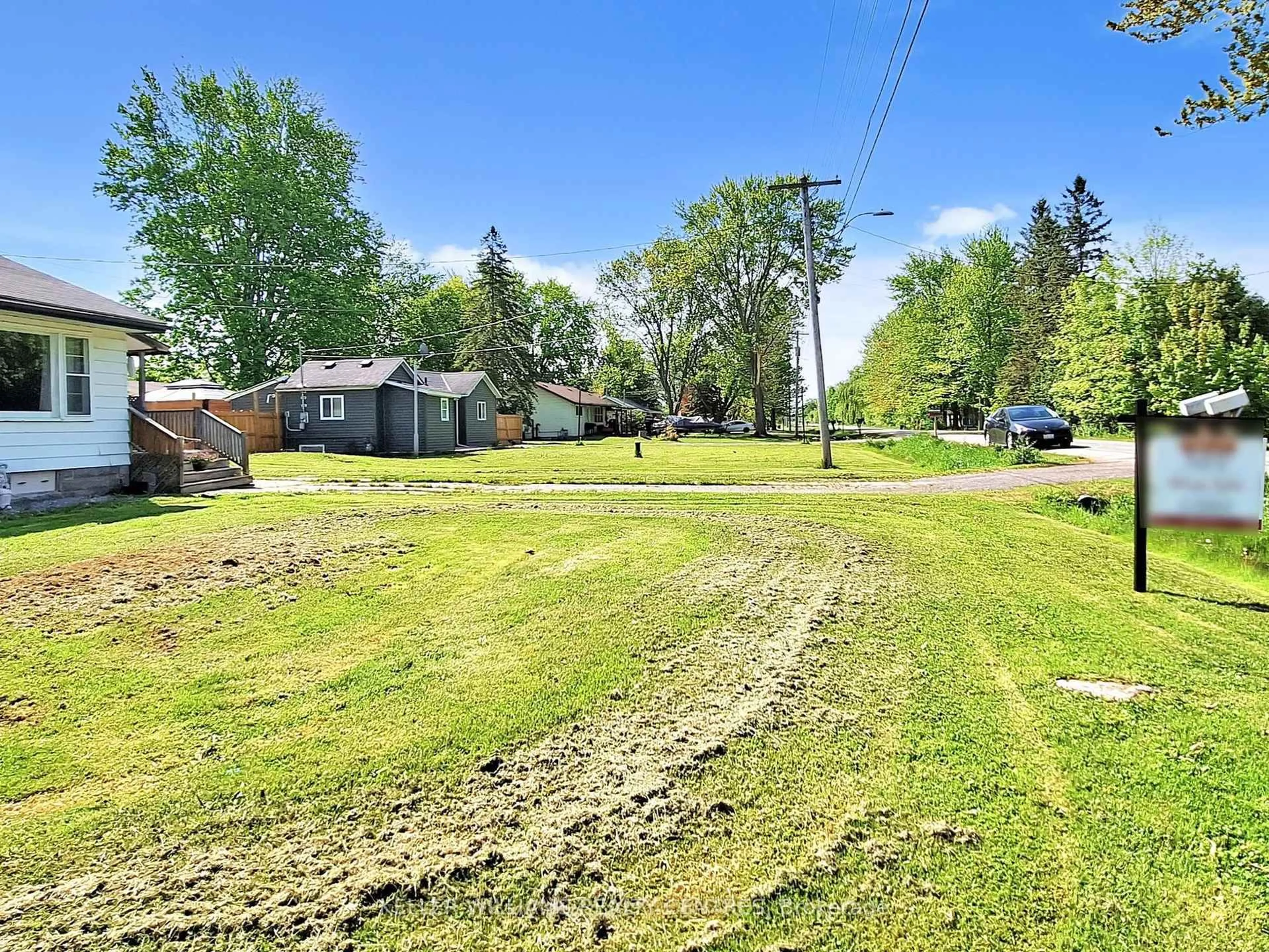 A pic from outside/outdoor area/front of a property/back of a property/a pic from drone, street for 121 Sunkist Rd, Georgina Ontario L0E 1N0