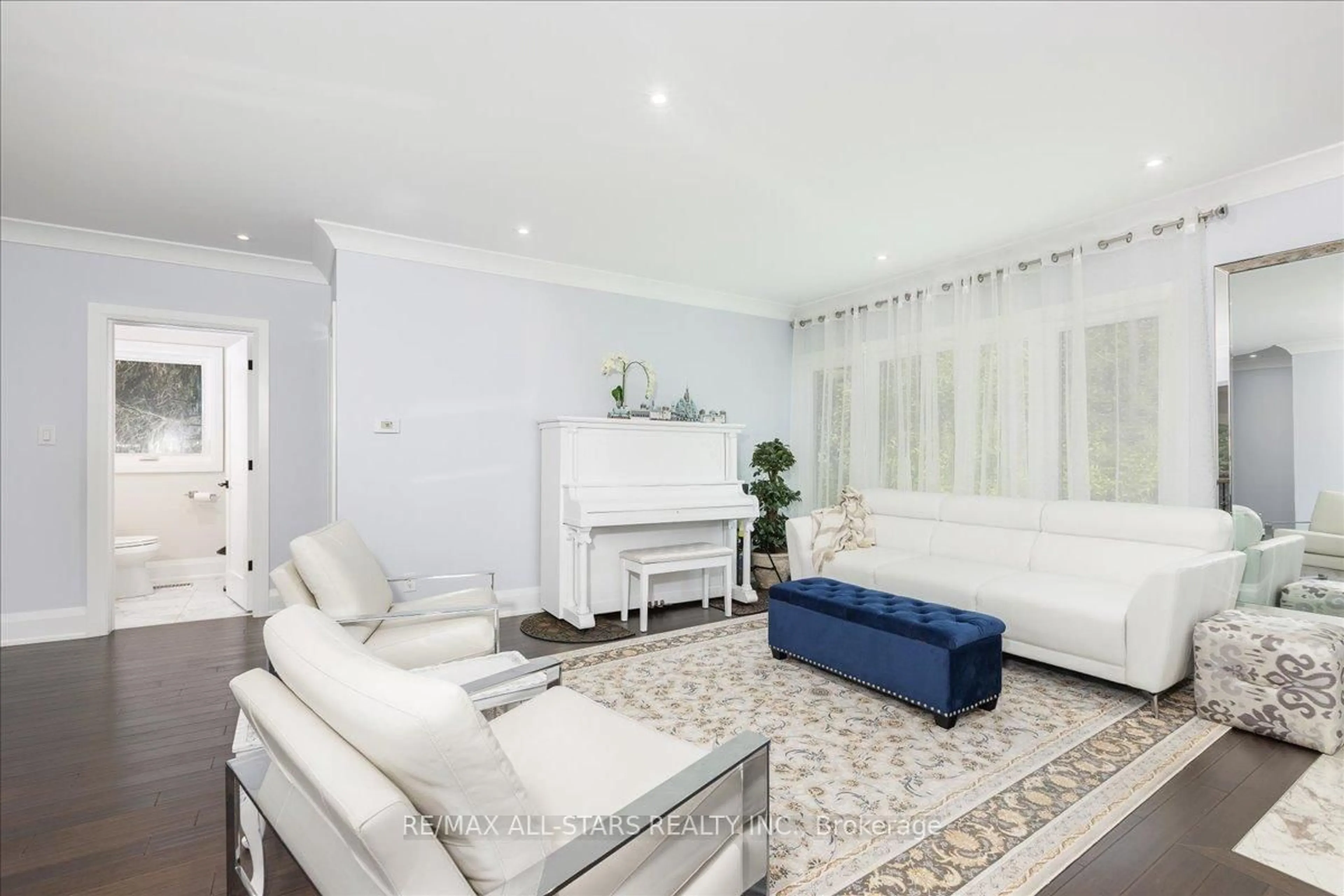 Living room with furniture, unknown for 177 Hedge Rd, Georgina Ontario L0E 1R0