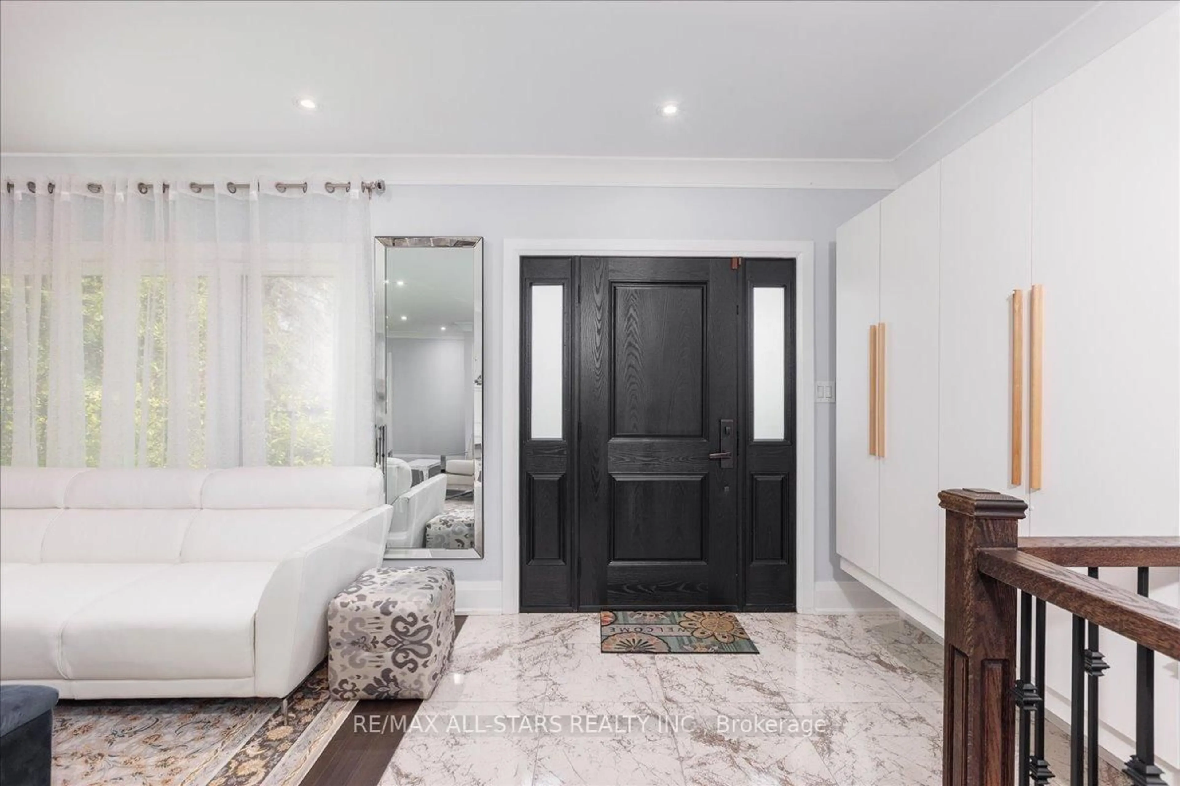 Indoor entryway for 177 Hedge Rd, Georgina Ontario L0E 1R0