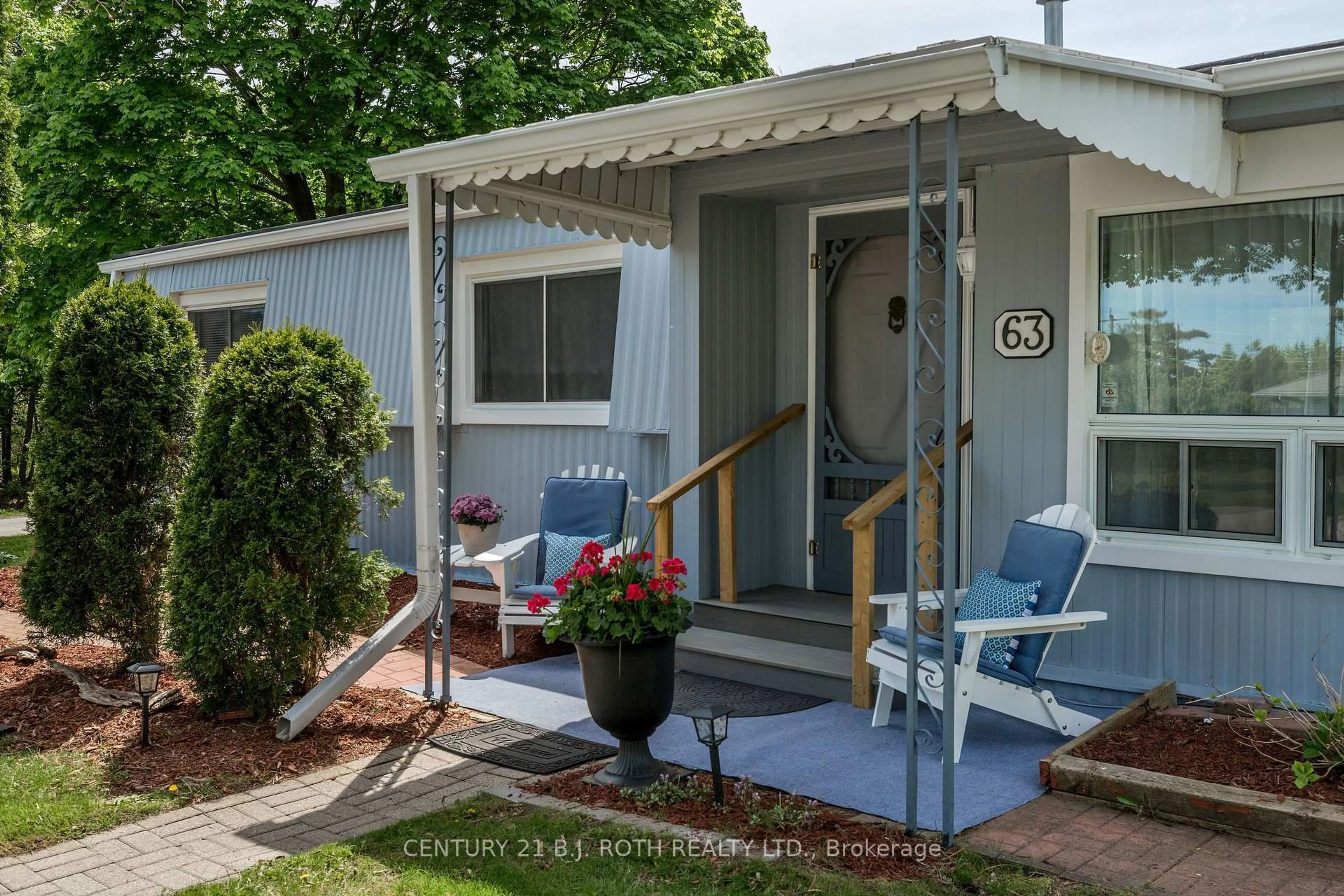 Patio, street for 63 Flora Dr, Innisfil Ontario L9S 1R1