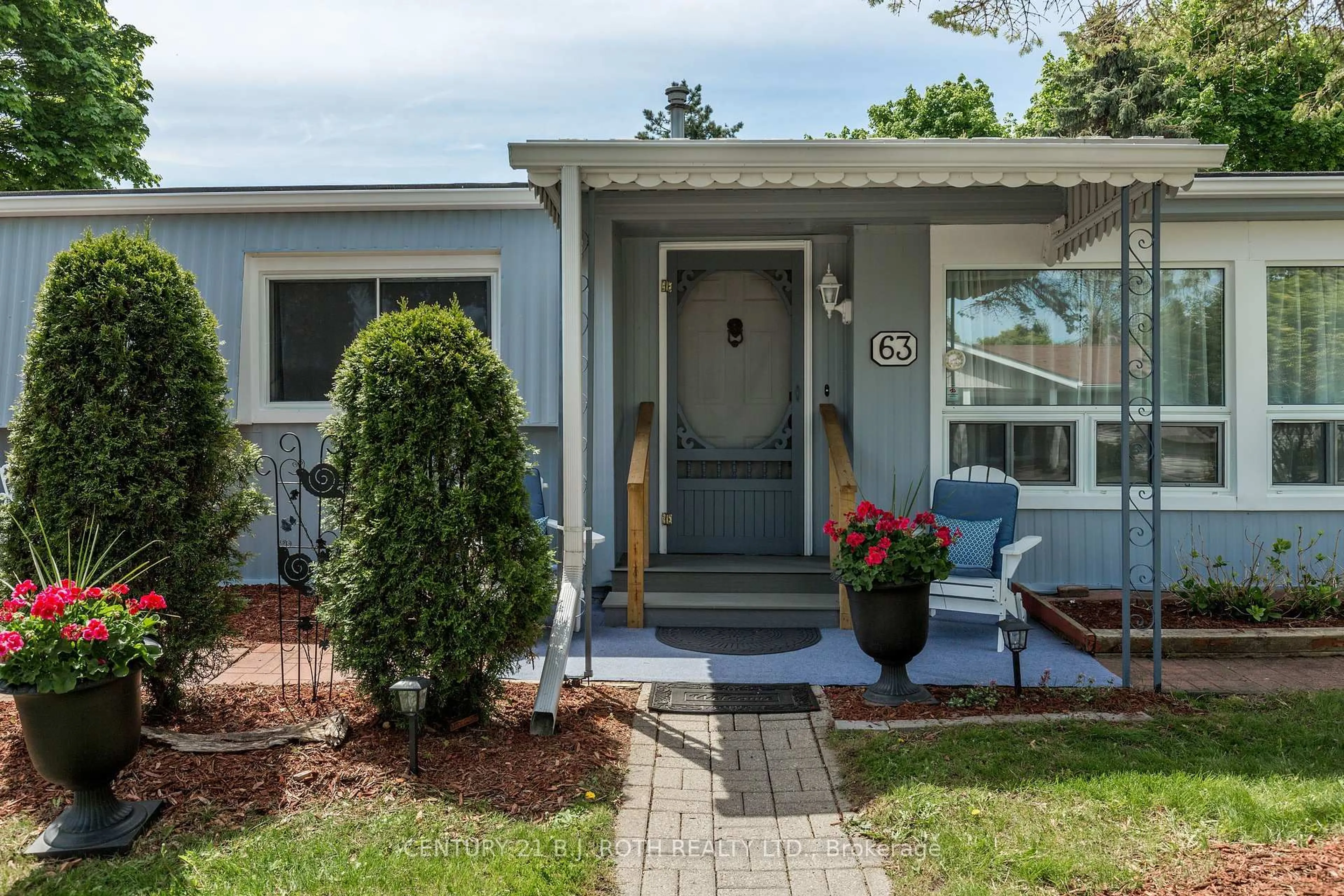 Home with vinyl exterior material, street for 63 Flora Dr, Innisfil Ontario L9S 1R1