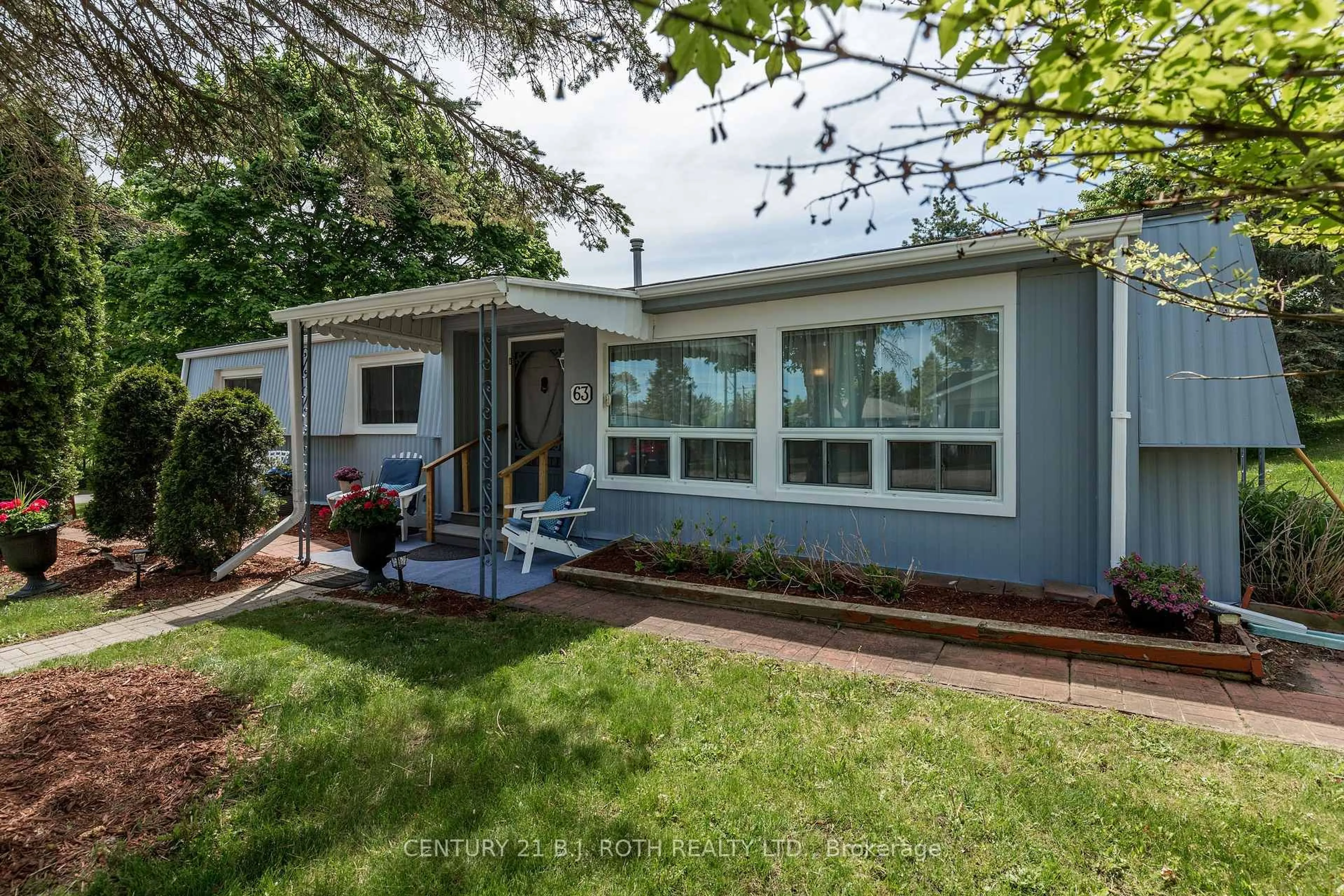 Home with vinyl exterior material, street for 63 Flora Dr, Innisfil Ontario L9S 1R1