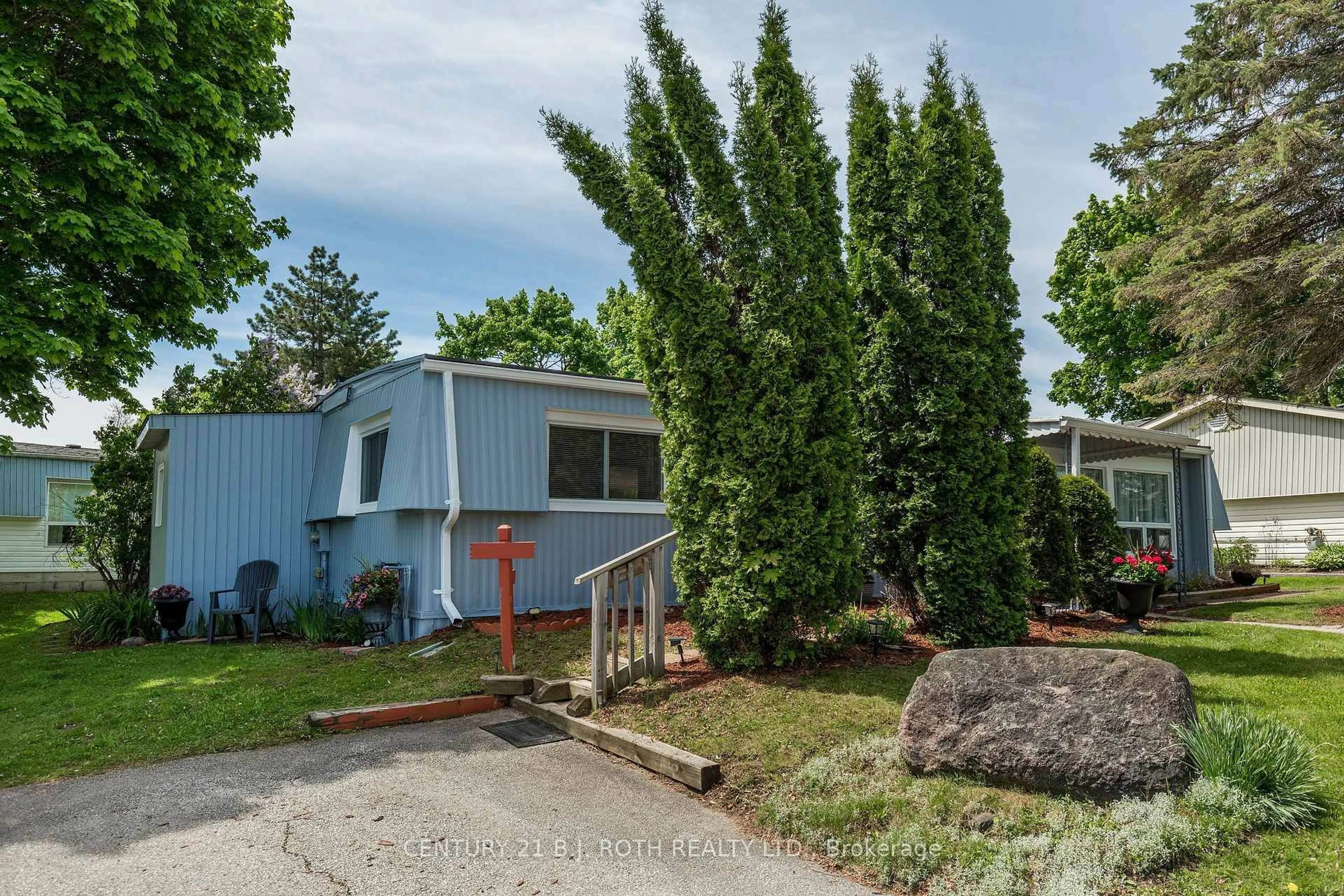 Home with vinyl exterior material, street for 63 Flora Dr, Innisfil Ontario L9S 1R1