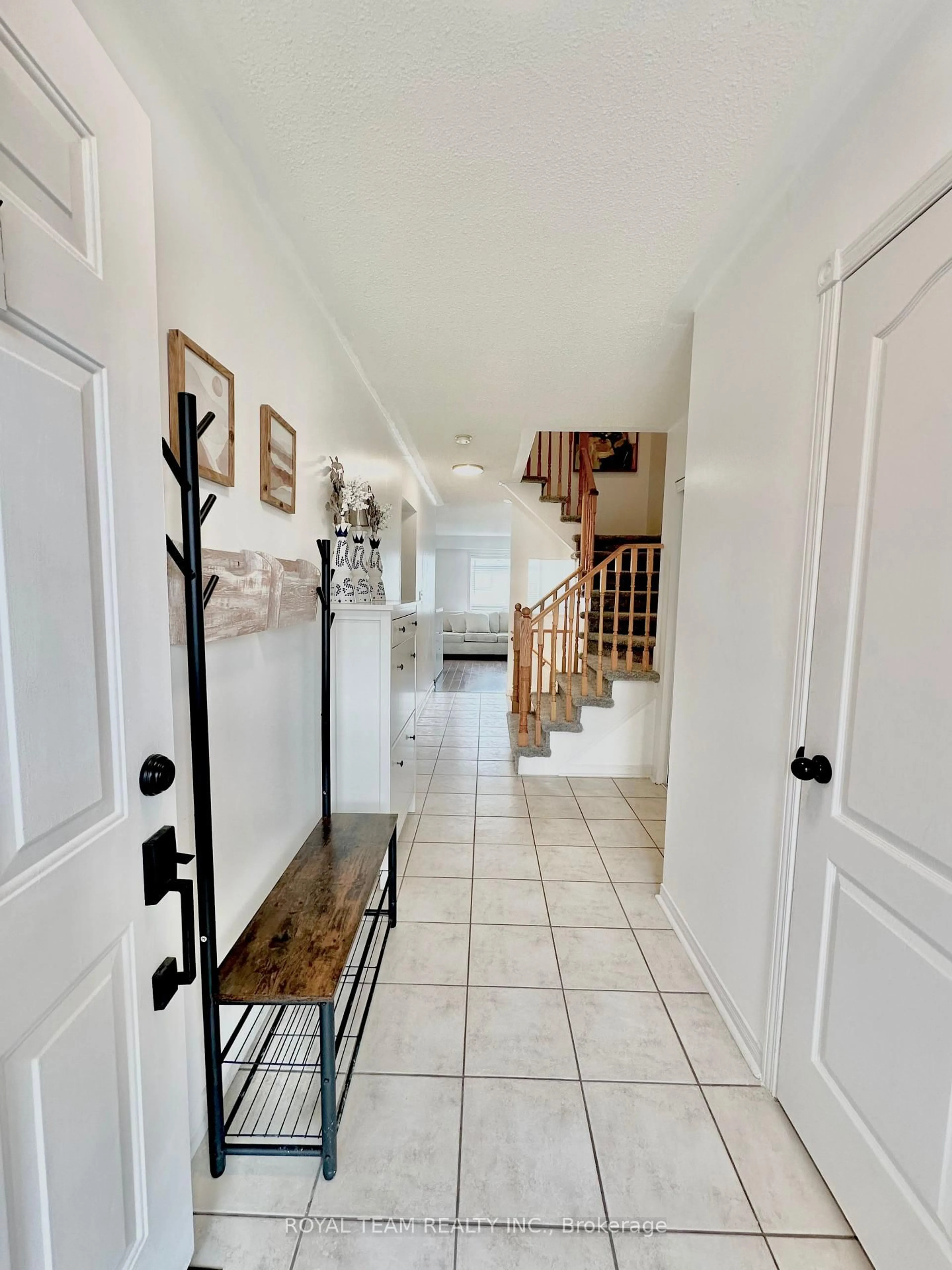 Indoor entryway for 12 Crittenden Dr, Georgina Ontario L4P 4E7