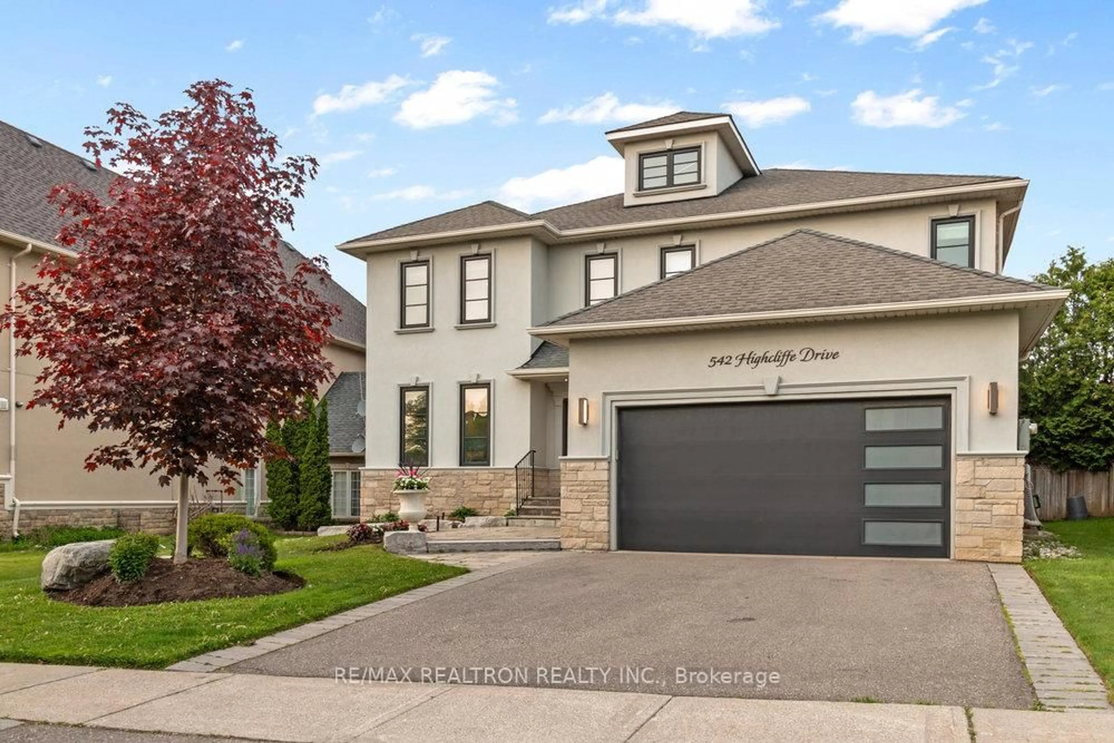 Home with vinyl exterior material, street for 542 HIGHCLIFFE Dr, Vaughan Ontario L4J 8L4