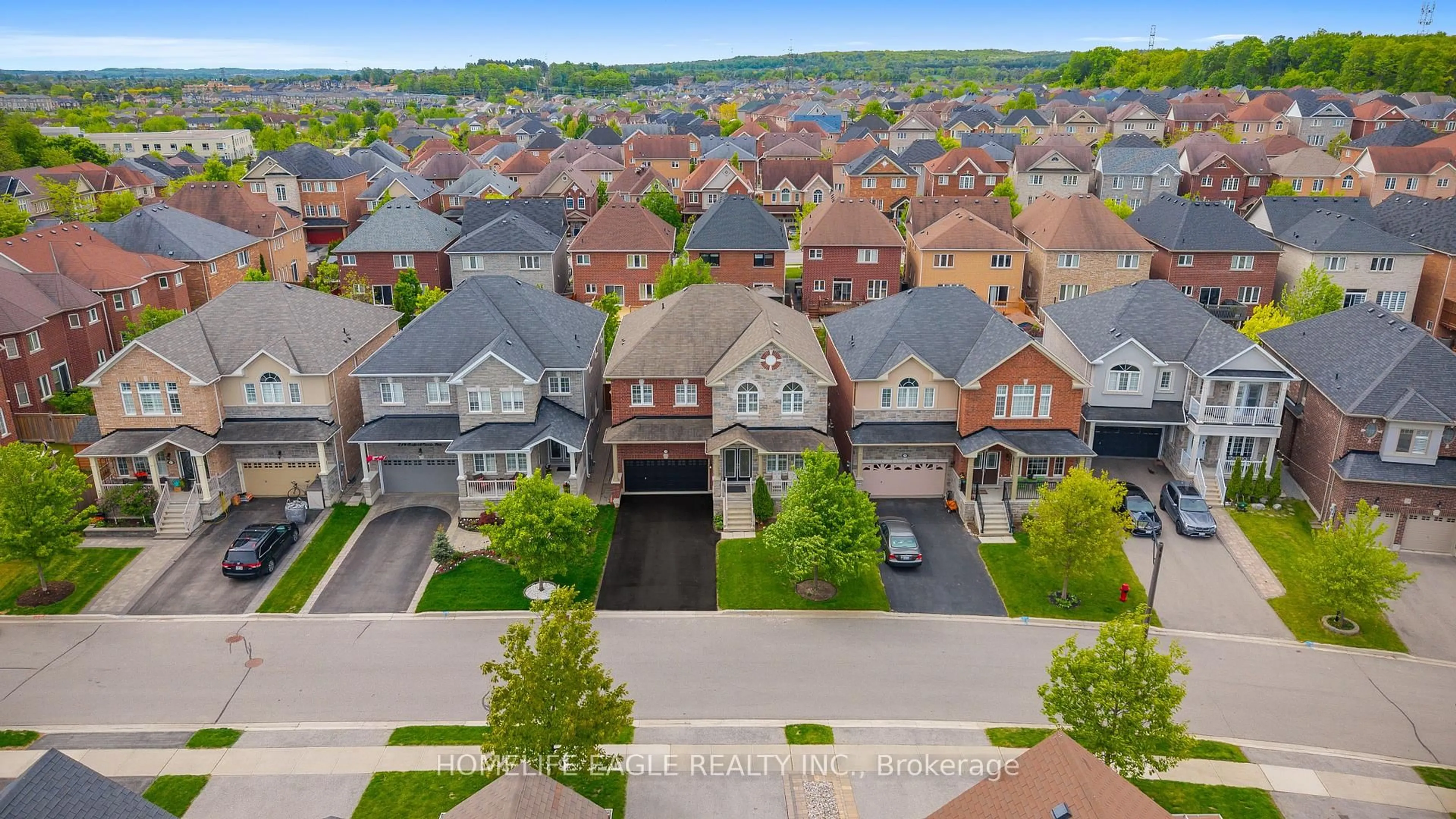 A pic from outside/outdoor area/front of a property/back of a property/a pic from drone, street for 218 Frederick Curran Lane, Newmarket Ontario L3X 3J2