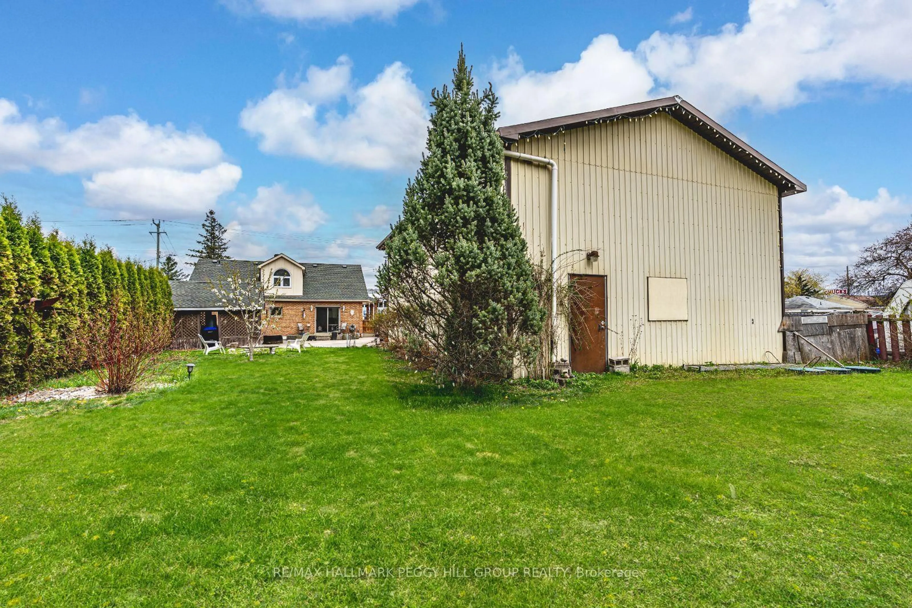 A pic from outside/outdoor area/front of a property/back of a property/a pic from drone, mountain view for 187 Mill St, Essa Ontario L3W 0G3
