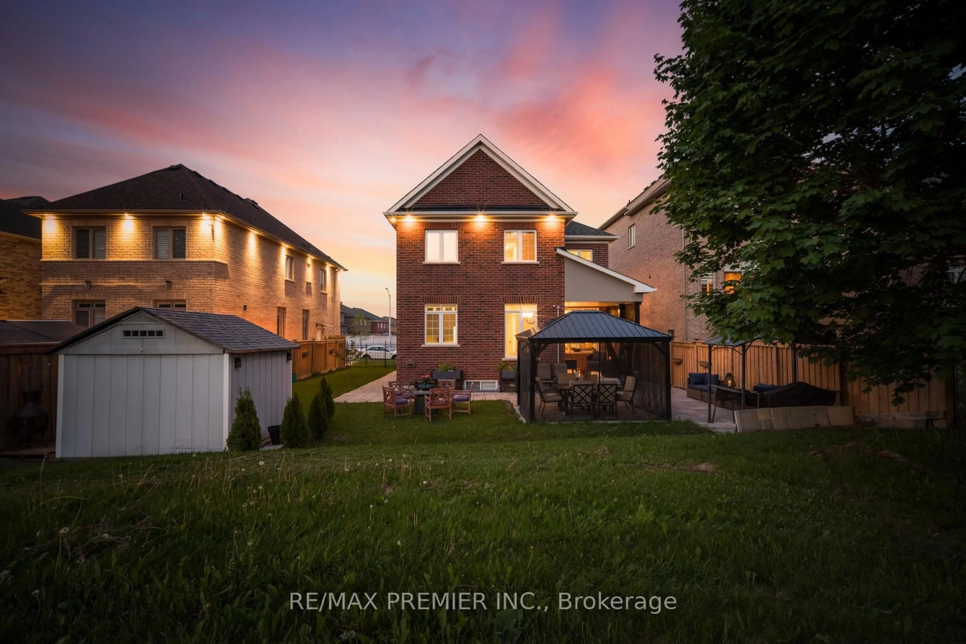 A pic from outside/outdoor area/front of a property/back of a property/a pic from drone, building for 68 Inverness Way, Bradford West Gwillimbury Ontario L3Z 0W5