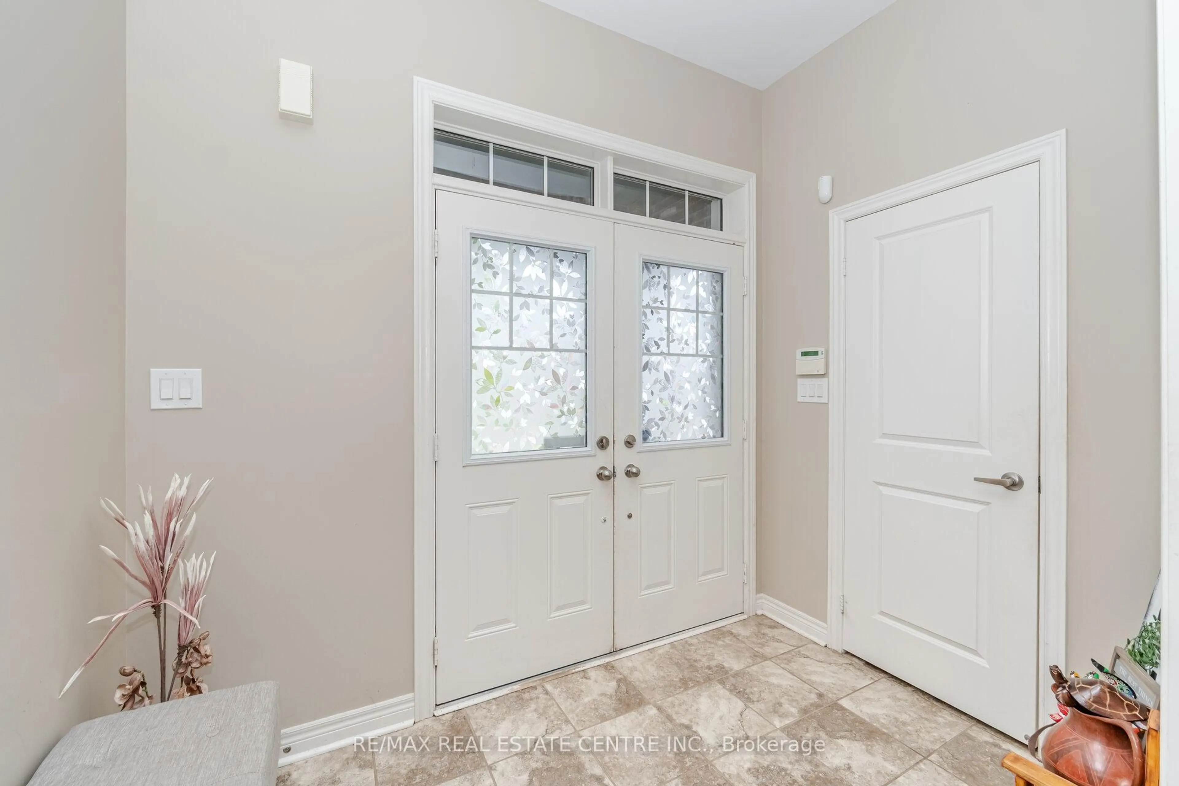 Indoor entryway for 175 Barrow Ave, Bradford West Gwillimbury Ontario L3Z 2A6
