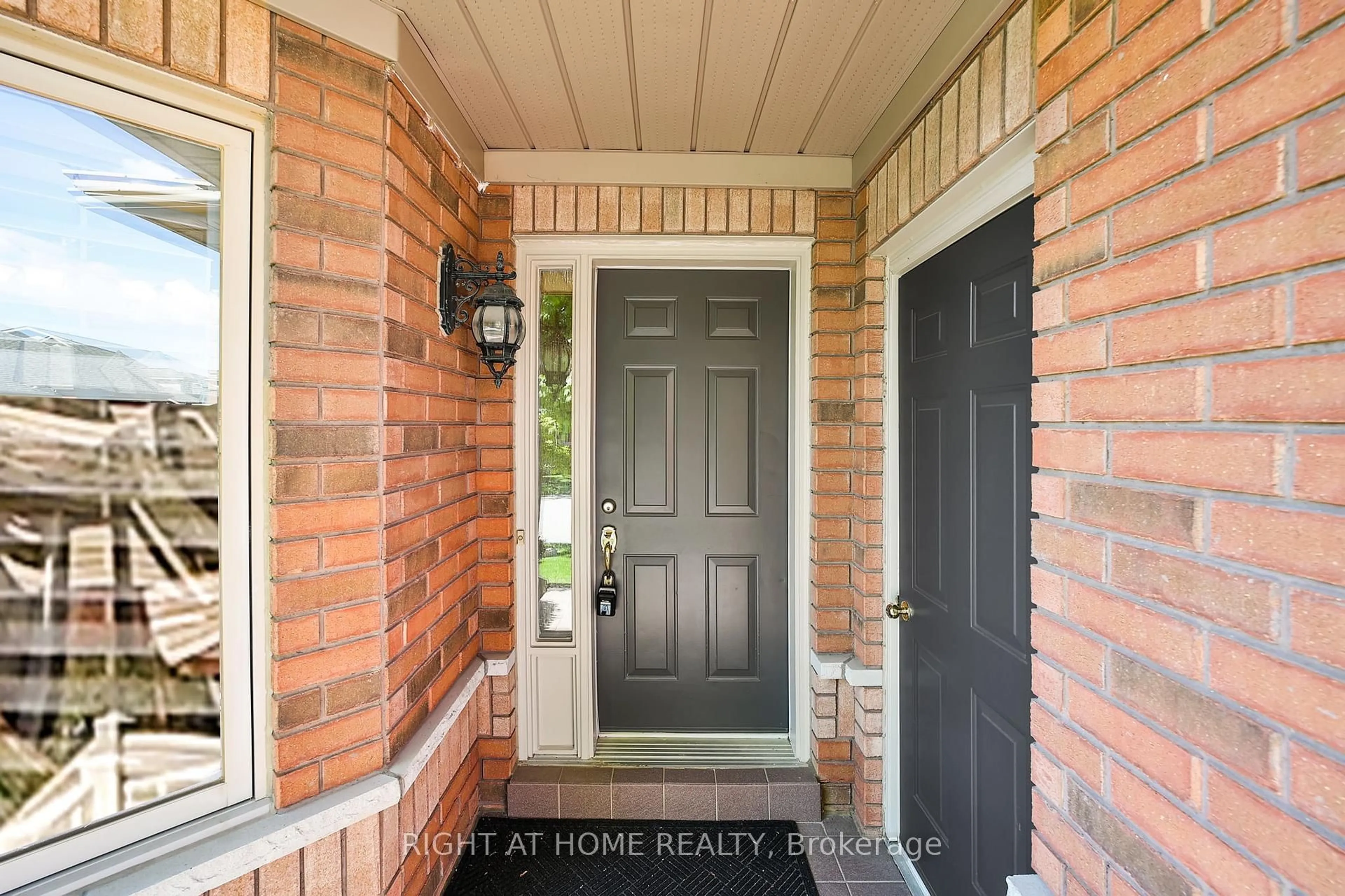 Indoor entryway for 39 Via Amici N/A, New Tecumseth Ontario L9R 2C2