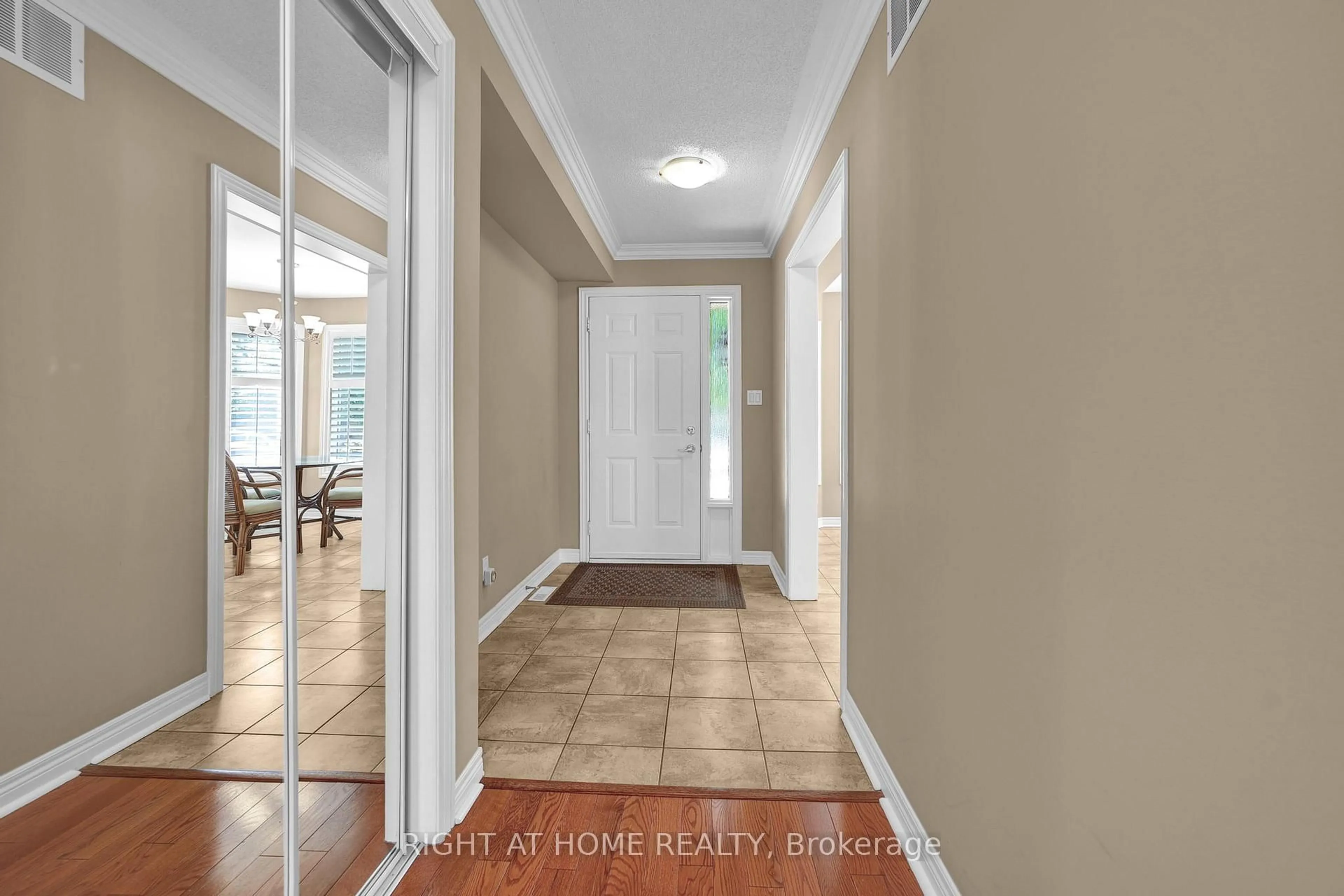 Indoor entryway for 39 Via Amici N/A, New Tecumseth Ontario L9R 2C2