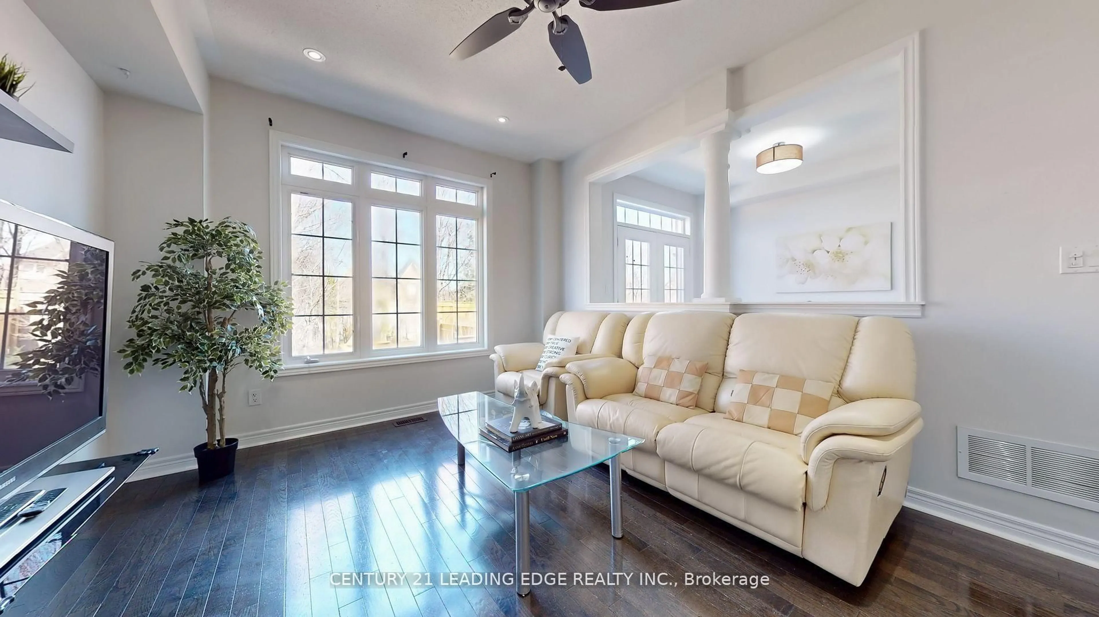 Living room with furniture, unknown for 280 Paradelle Dr #26, Richmond Hill Ontario L4E 0C9