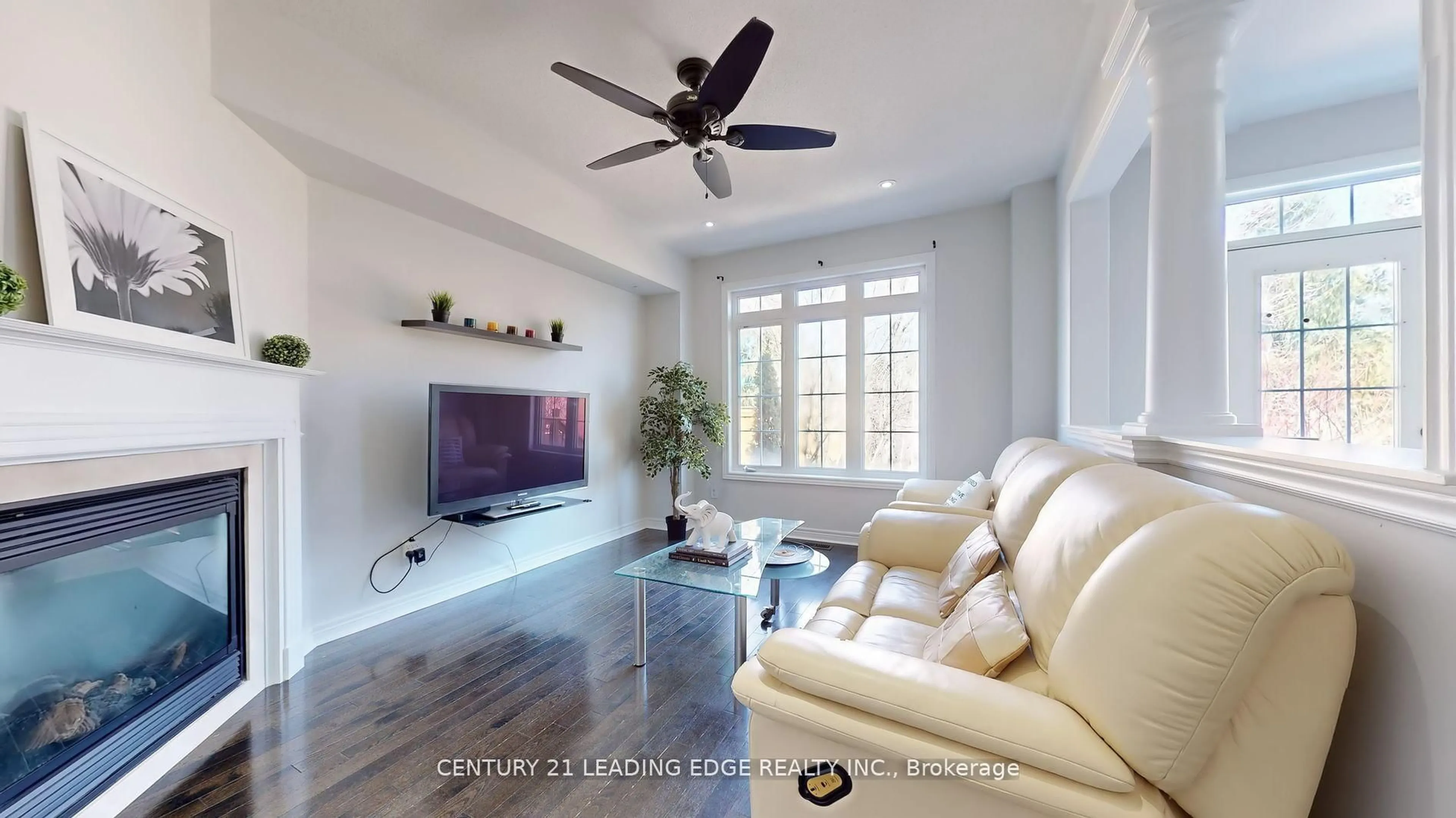 Living room with furniture, wood/laminate floor for 280 Paradelle Dr #26, Richmond Hill Ontario L4E 0C9