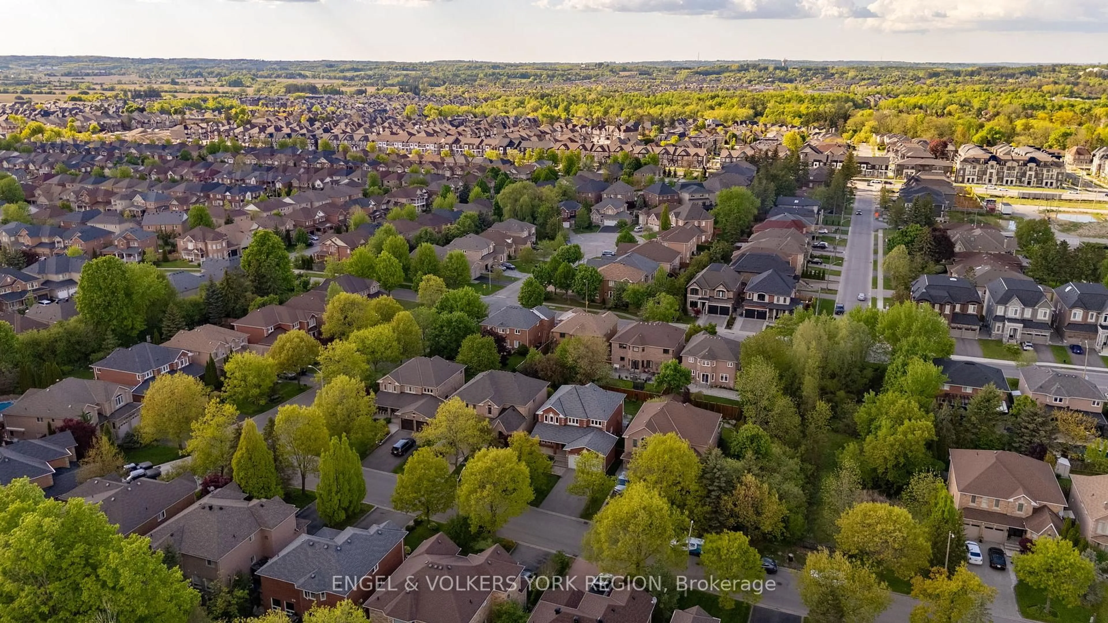 A pic from outside/outdoor area/front of a property/back of a property/a pic from drone, street for 24 Timber Valley Ave Ave, Richmond Hill Ontario L4E 3S6