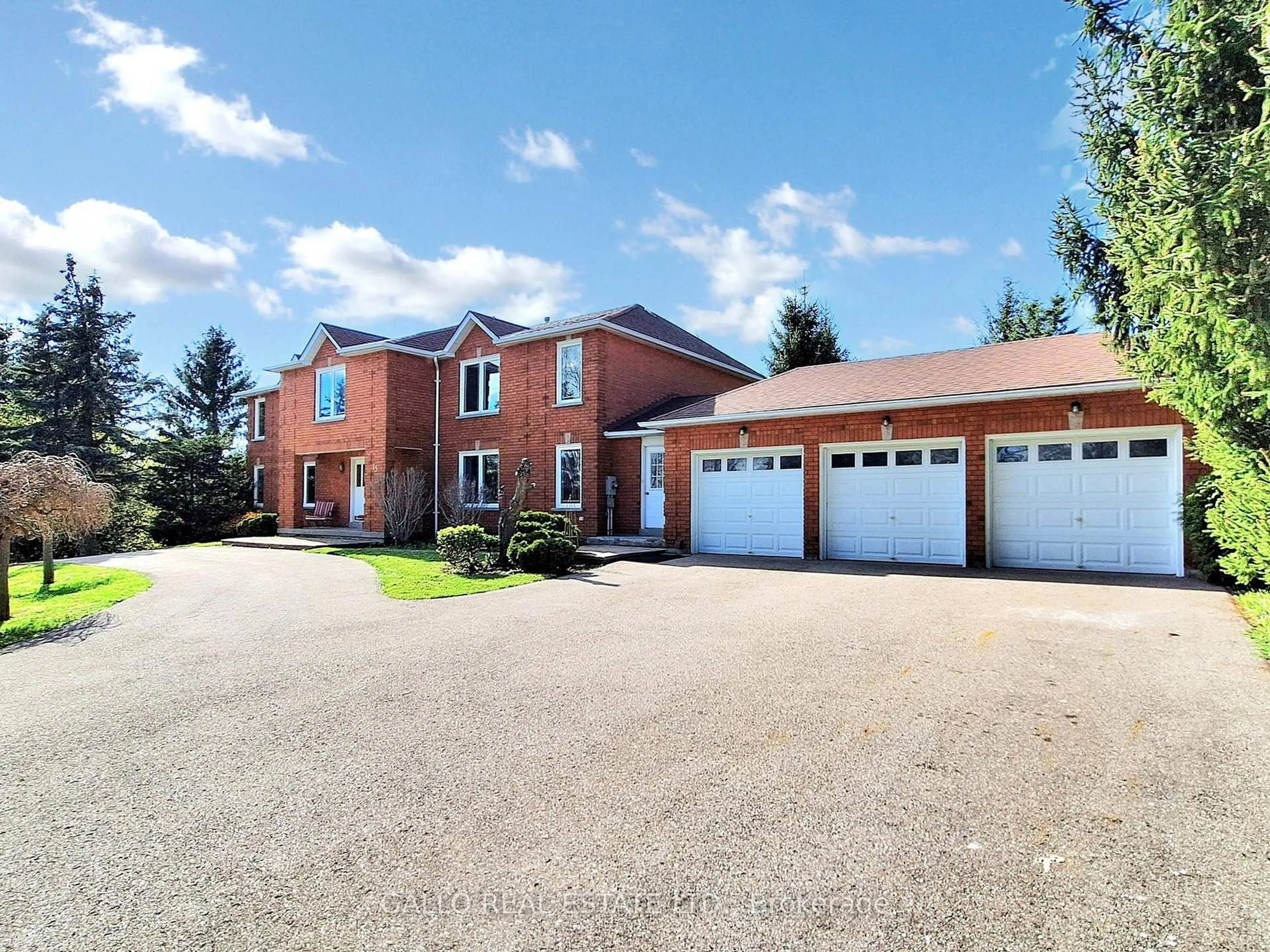 A pic from outside/outdoor area/front of a property/back of a property/a pic from drone, street for 15 Hill Top Tr, Whitchurch-Stouffville Ontario L4A 7X4