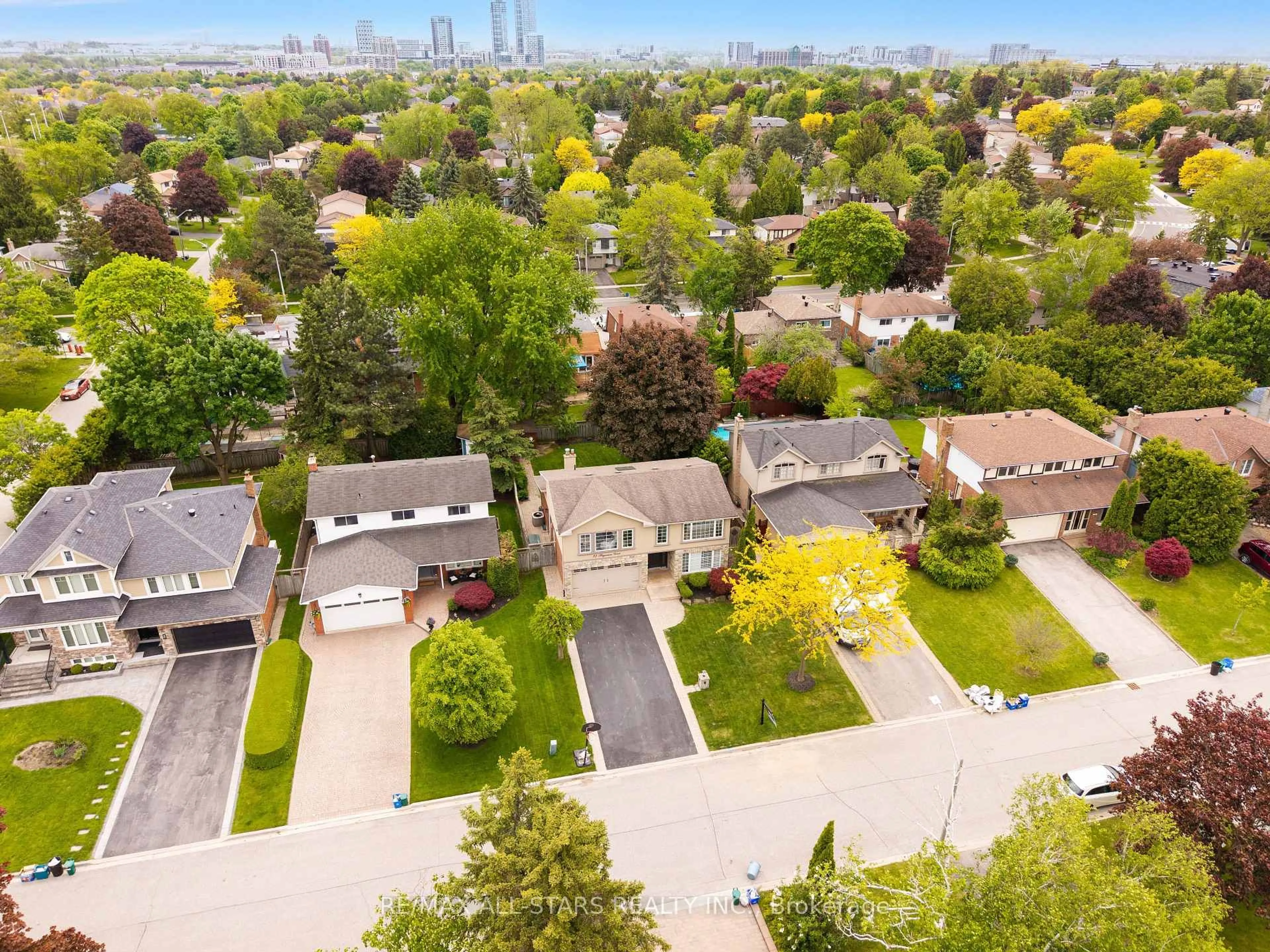 A pic from outside/outdoor area/front of a property/back of a property/a pic from drone, street for 33 Hagerman Blvd, Markham Ontario L3R 2A8