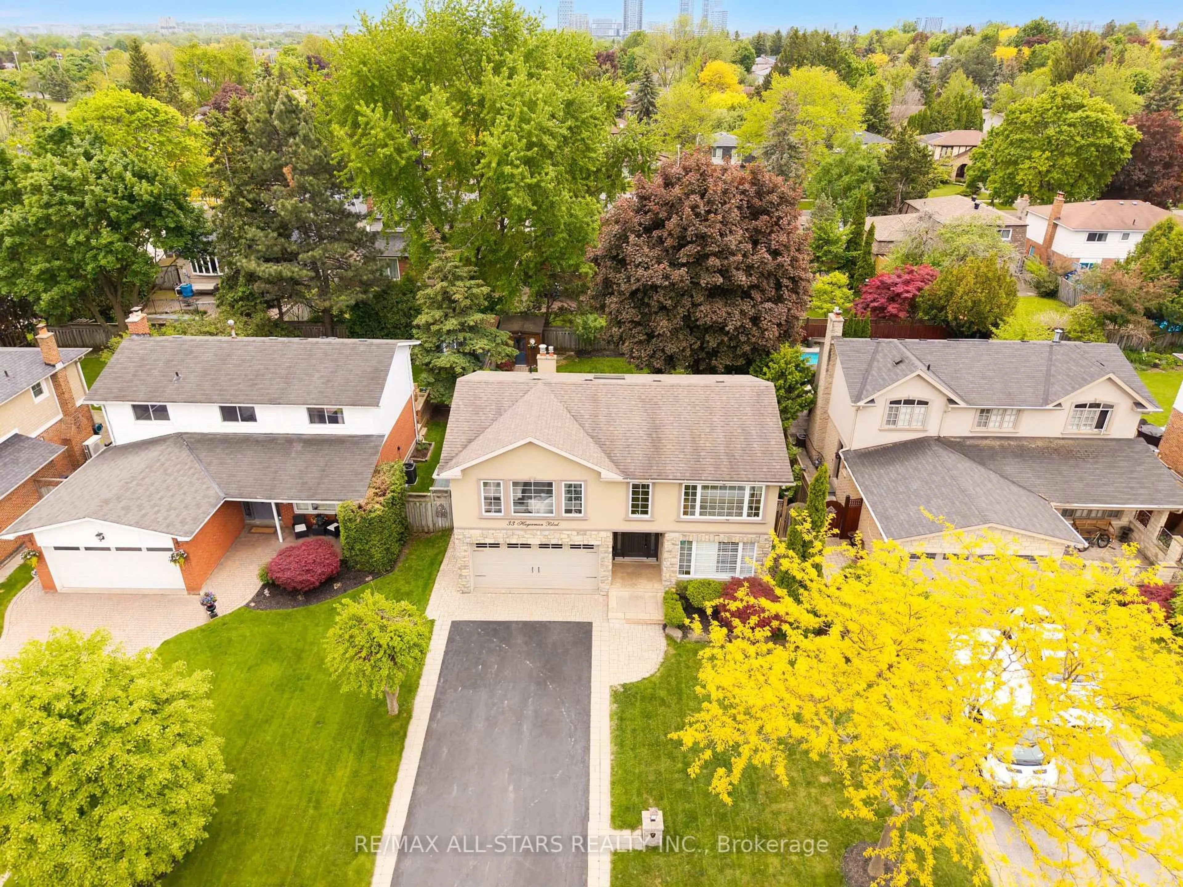 A pic from outside/outdoor area/front of a property/back of a property/a pic from drone, street for 33 Hagerman Blvd, Markham Ontario L3R 2A8