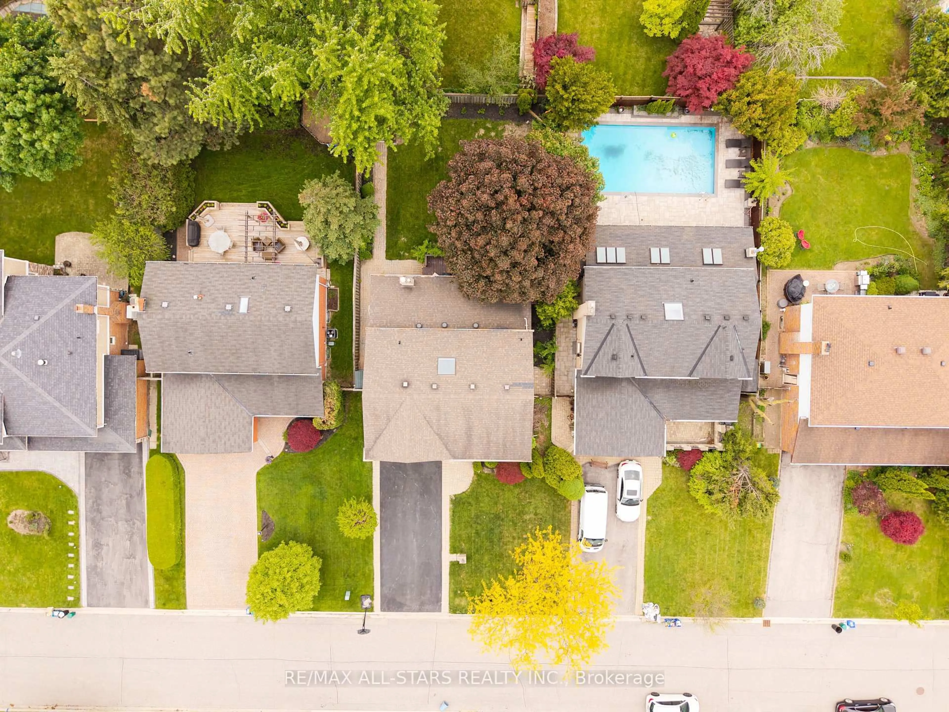 A pic from outside/outdoor area/front of a property/back of a property/a pic from drone, street for 33 Hagerman Blvd, Markham Ontario L3R 2A8