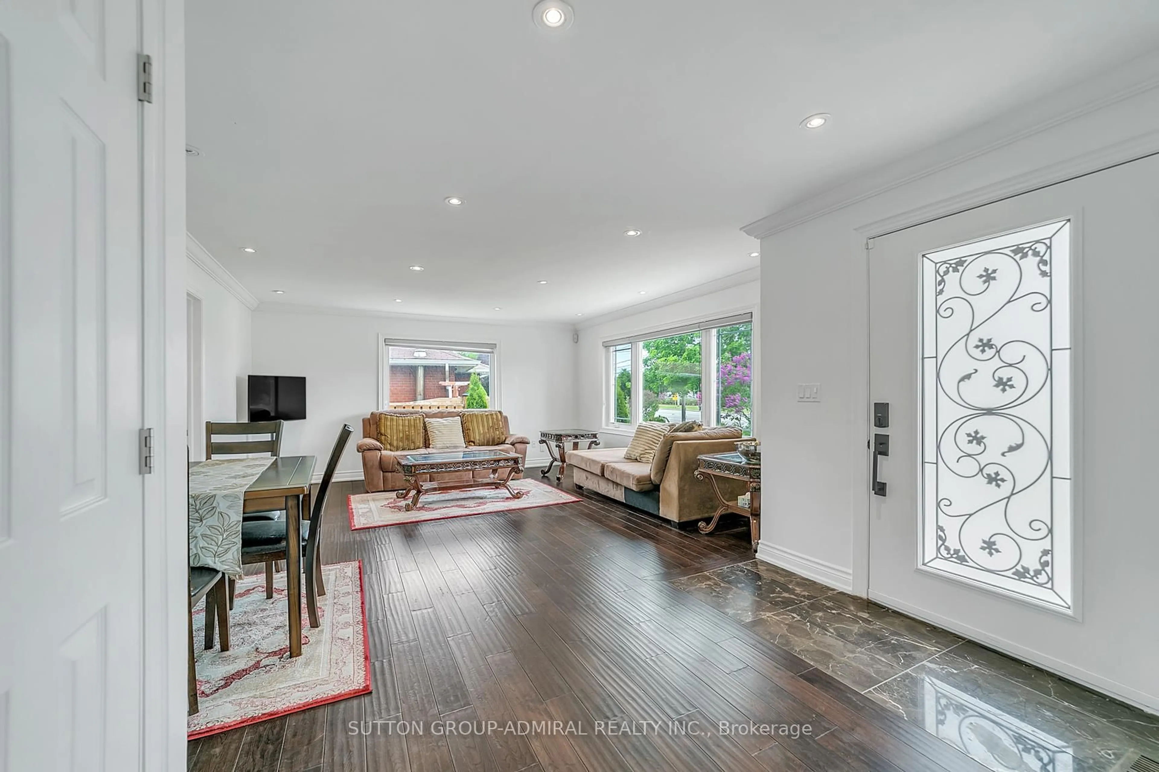 Living room with furniture, unknown for 18166 Leslie St, East Gwillimbury Ontario L9N 0M5