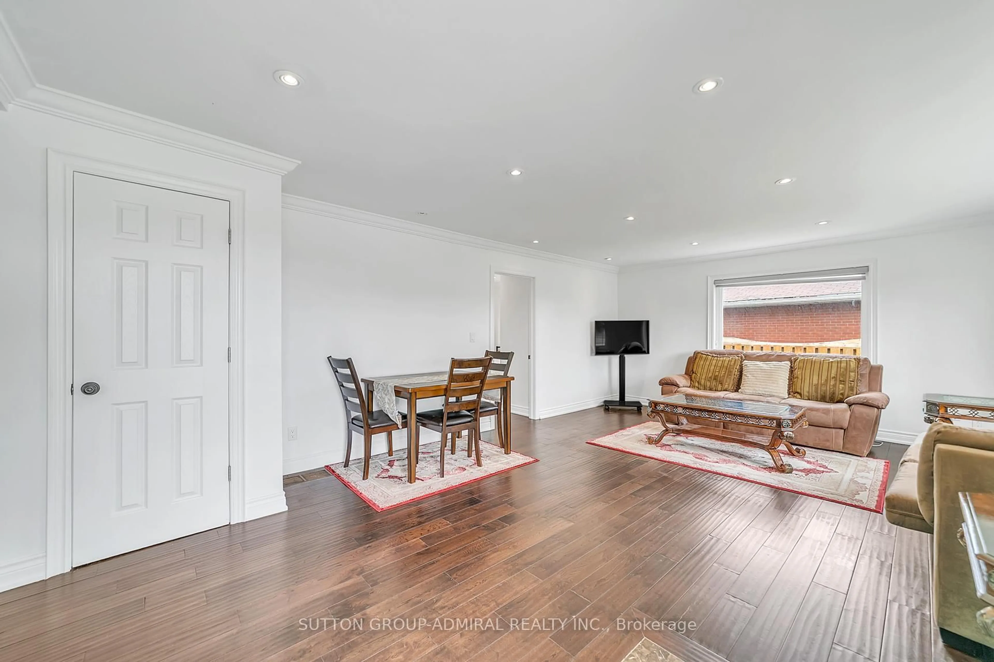 Living room with furniture, wood/laminate floor for 18166 Leslie St, East Gwillimbury Ontario L9N 0M5
