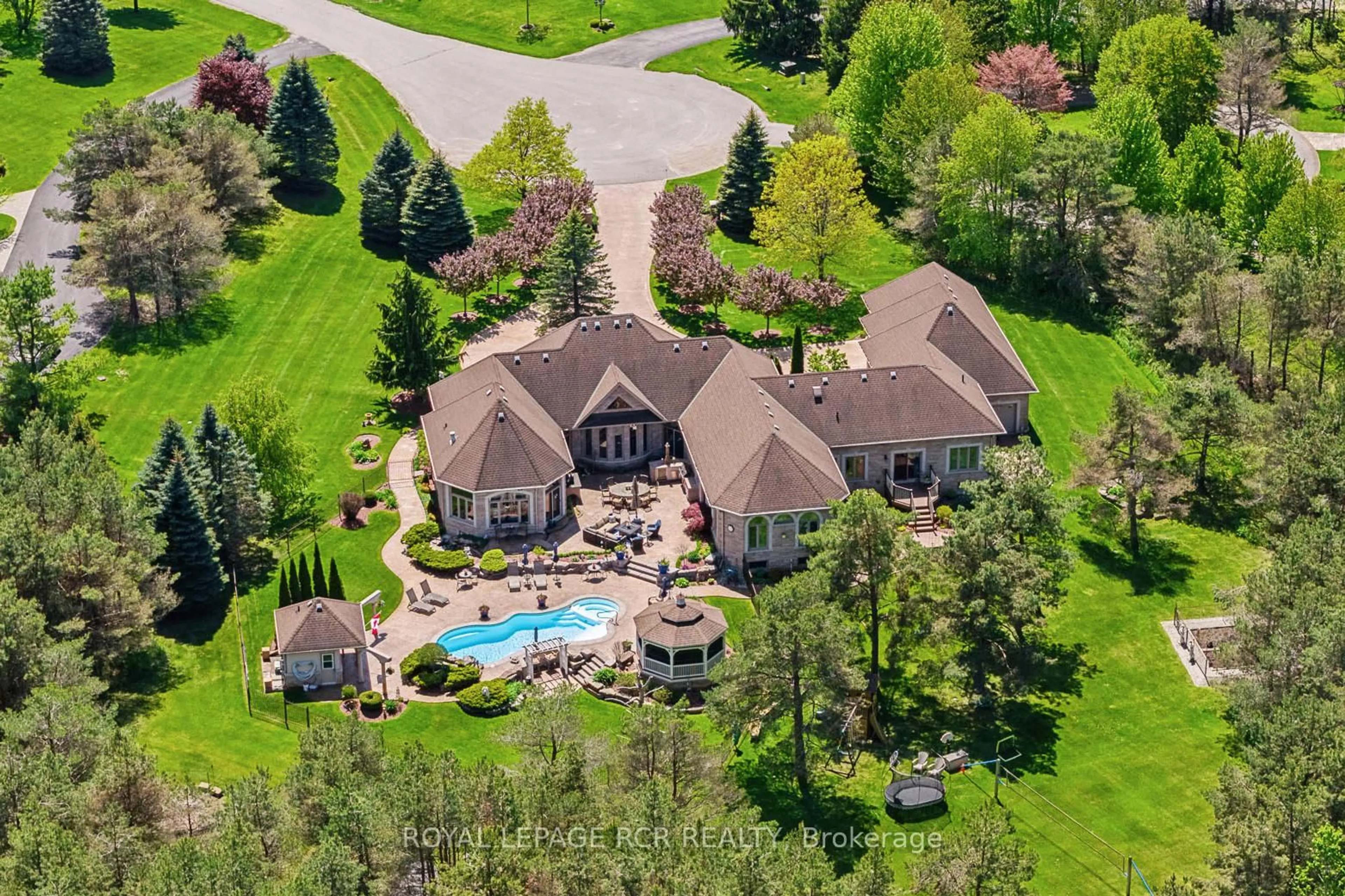 A pic from outside/outdoor area/front of a property/back of a property/a pic from drone, unknown for 7 Sugarbush Lane, Uxbridge Ontario L9P 2A1