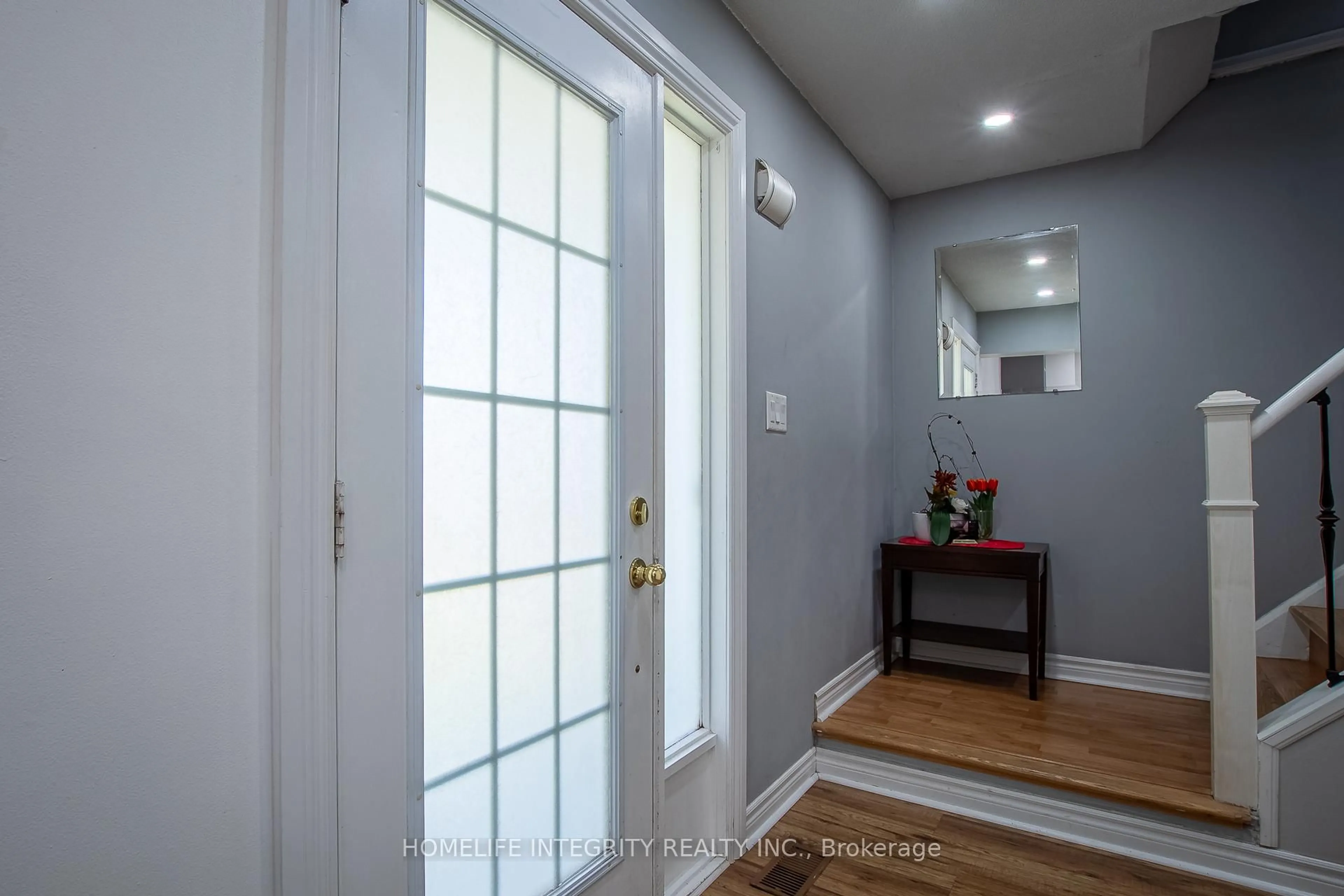 Indoor entryway for 115 Beattie Ave, New Tecumseth Ontario L9R 1C3