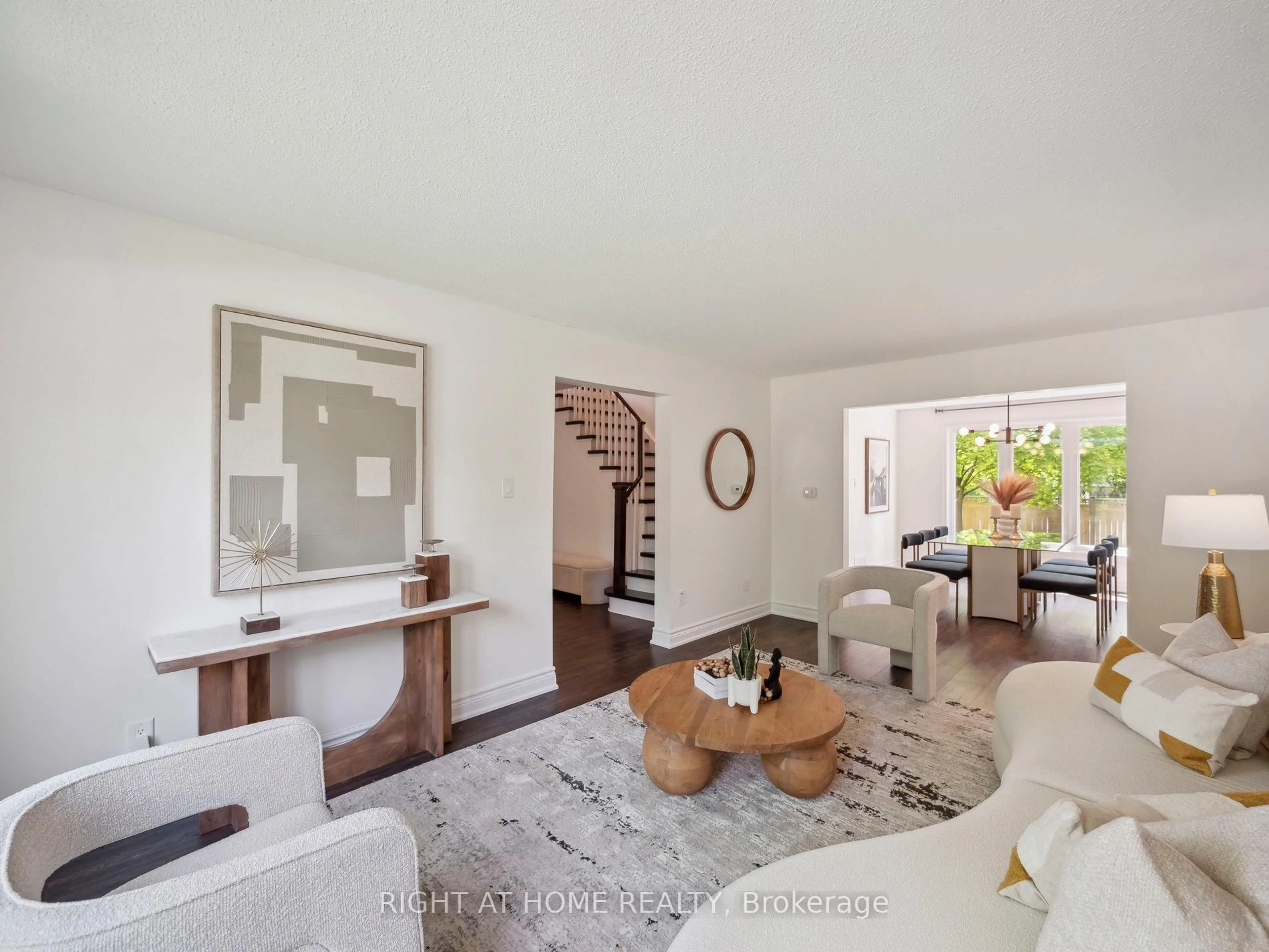 Living room with furniture, unknown for 71 Golf Links Dr, Aurora Ontario L4G 3V4