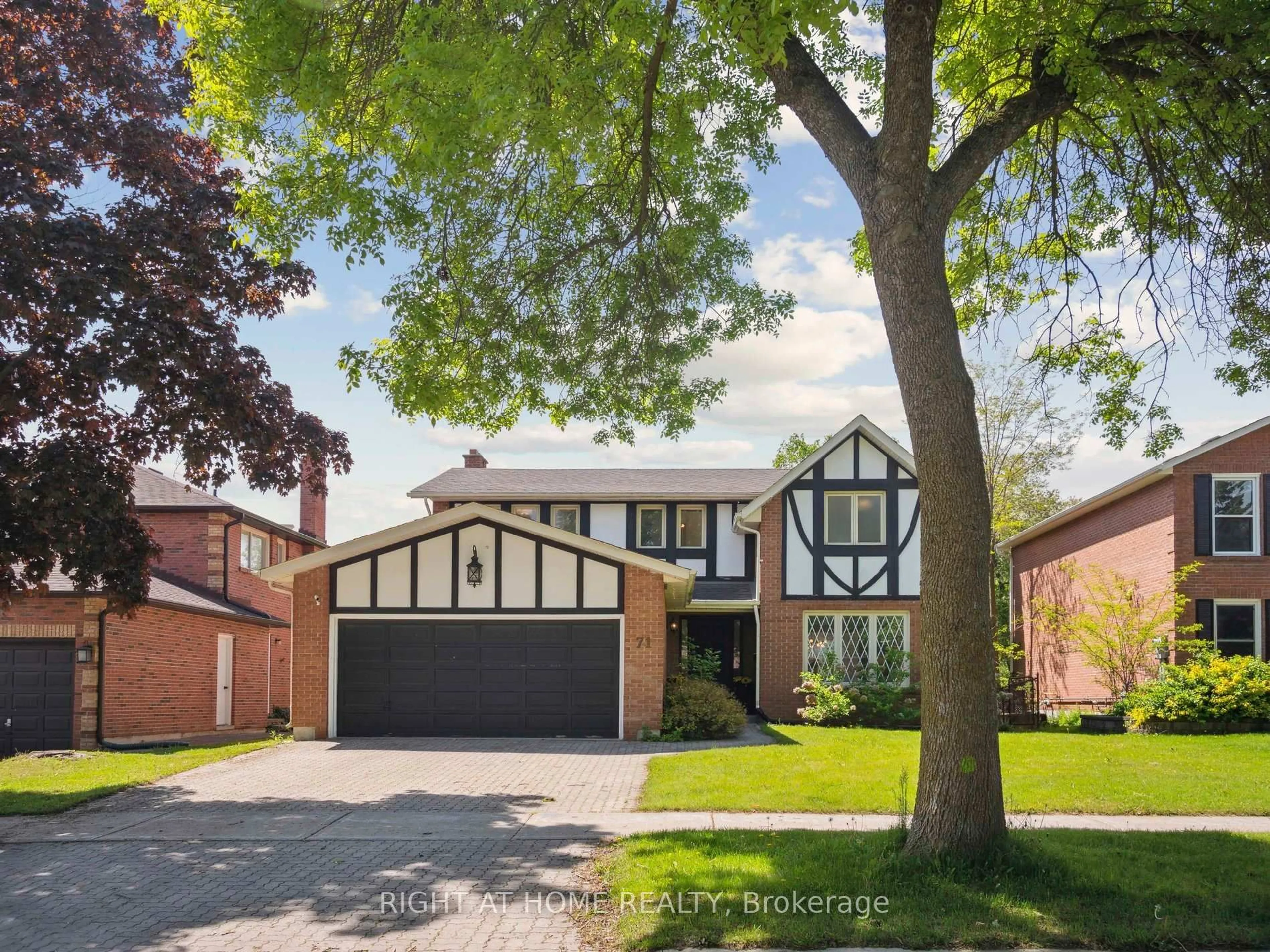 Home with brick exterior material, street for 71 Golf Links Dr, Aurora Ontario L4G 3V4