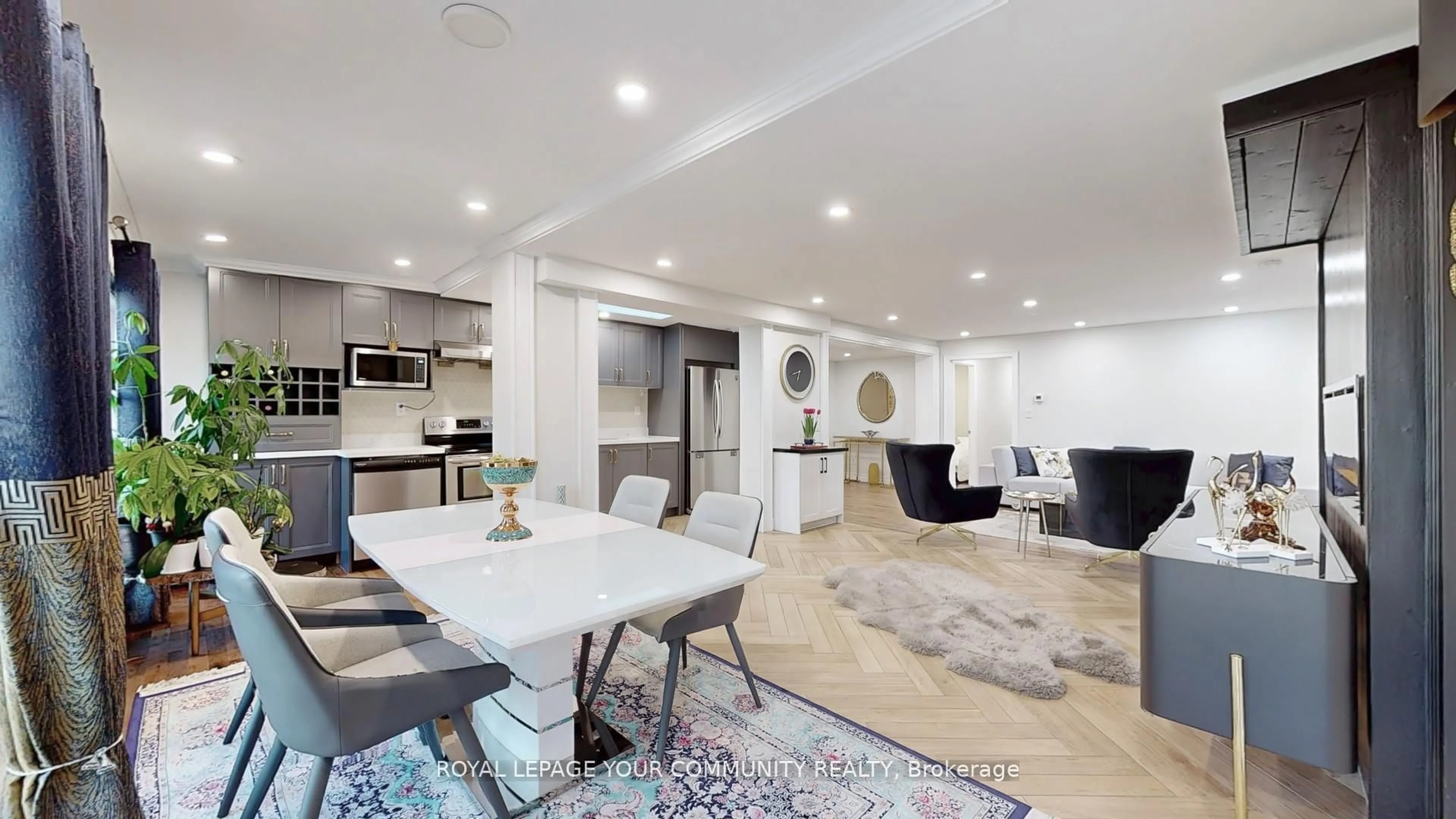 Open concept kitchen, ceramic/tile floor for 64 Machell Ave, Aurora Ontario L4G 2R7